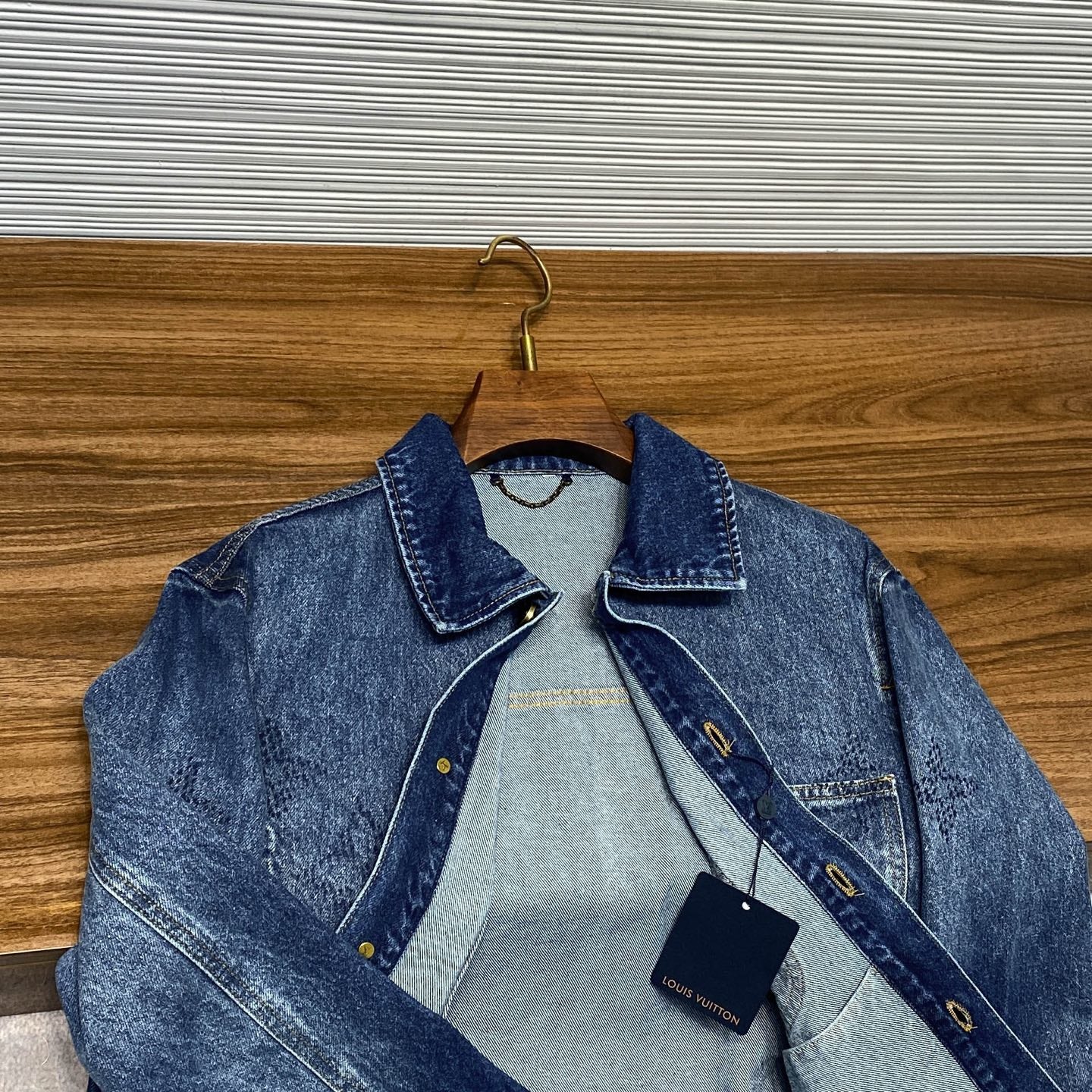 블루 워싱 청자켓 (Blue washed denim jacket)