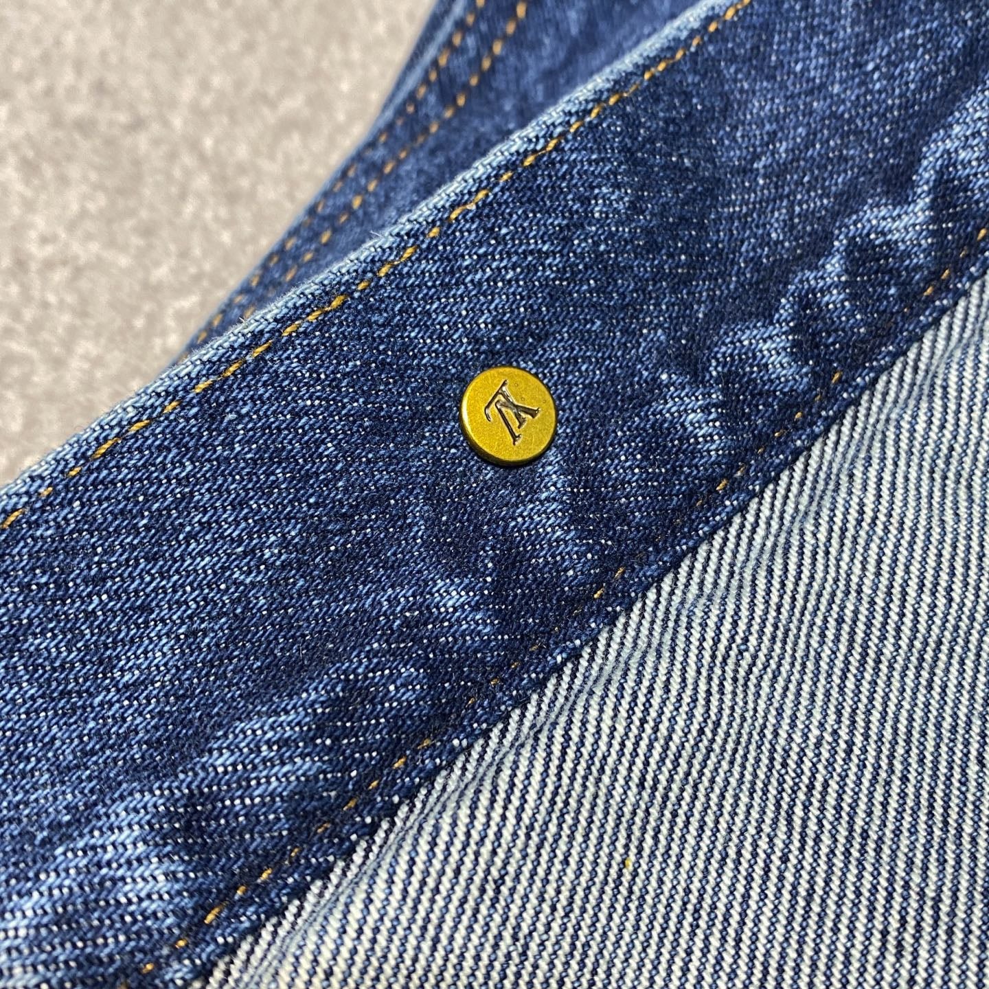 블루 워싱 청자켓 (Blue washed denim jacket)