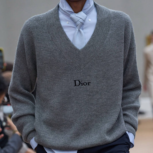 V넥 울 스웨터 (V-neck wool sweater)