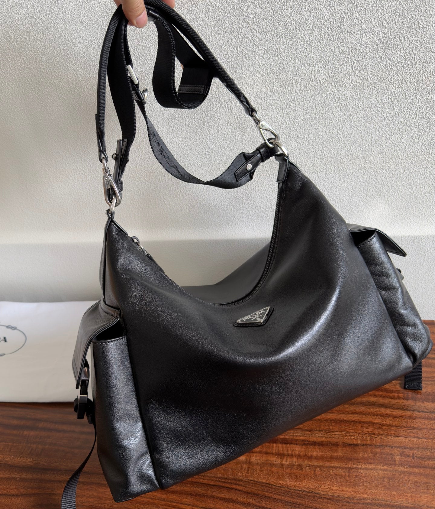 익스플로어 숄더백 (Explore Shoulder Bag)
