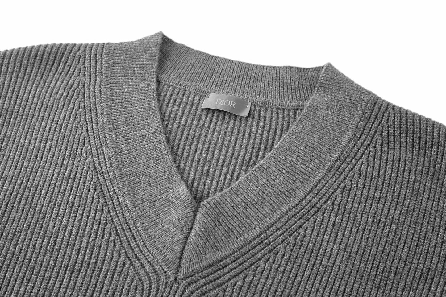 V넥 울 스웨터 (V-neck wool sweater)