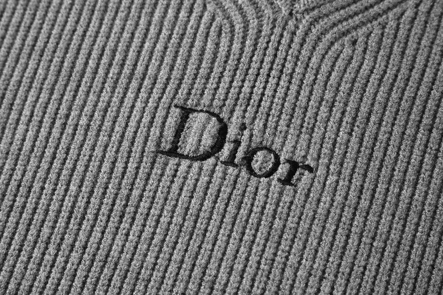 V넥 울 스웨터 (V-neck wool sweater)