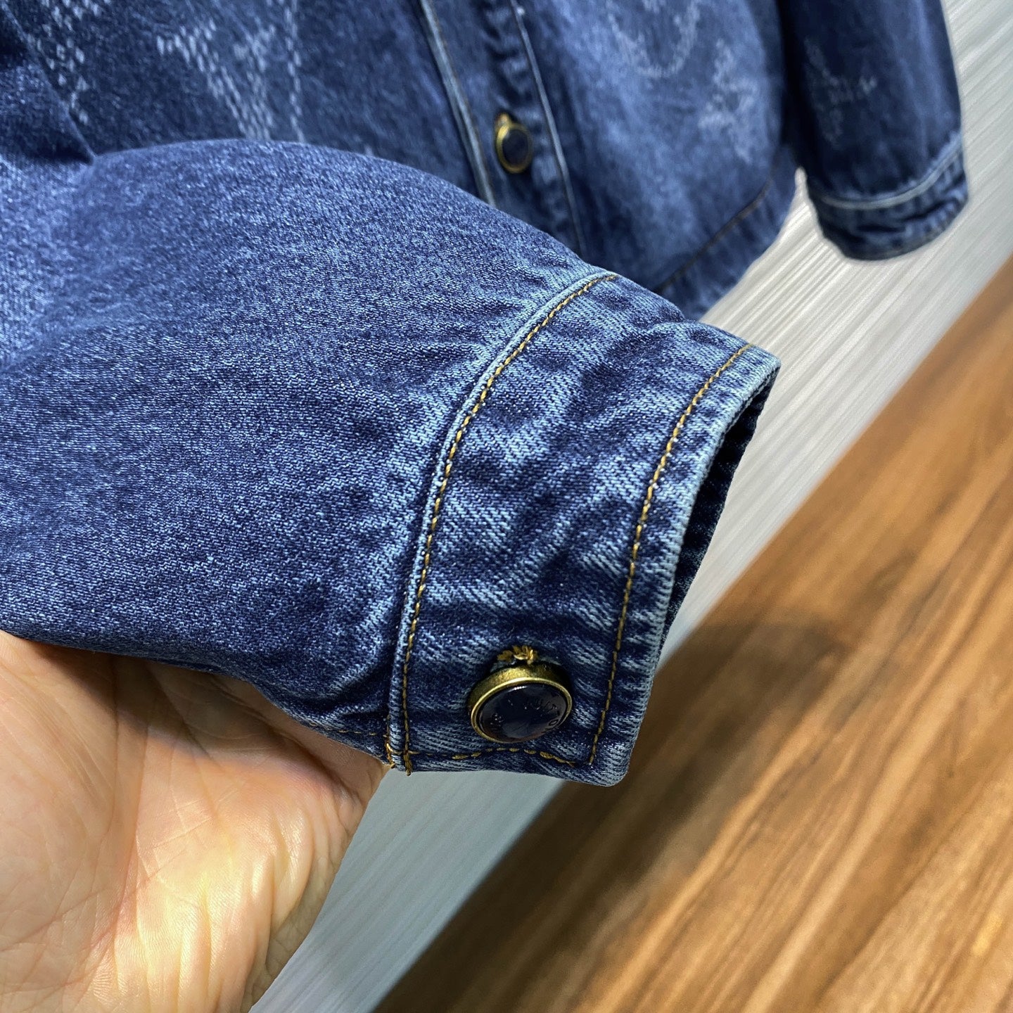 블루 워싱 청자켓 (Blue washed denim jacket)