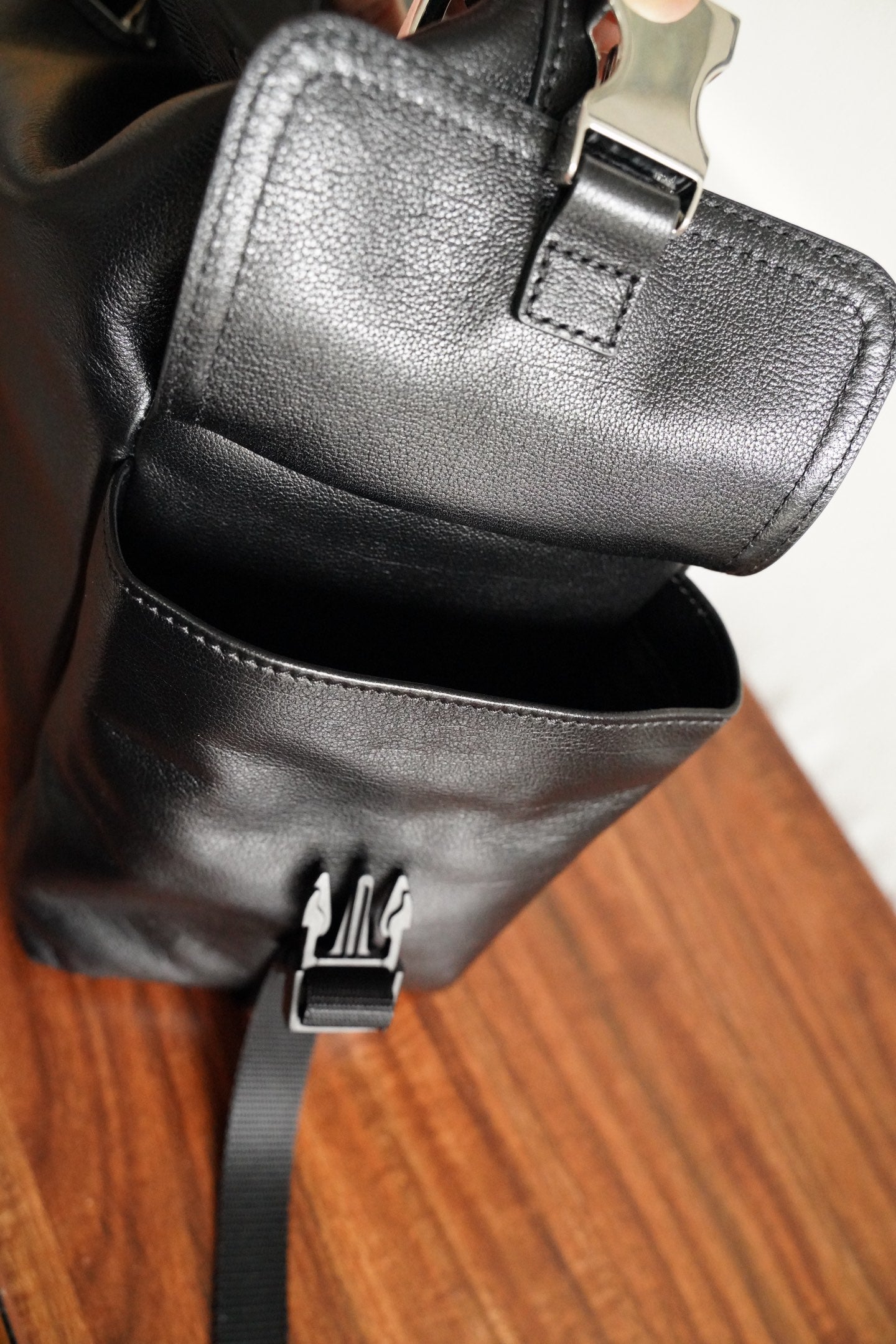 익스플로어 숄더백 (Explore Shoulder Bag)
