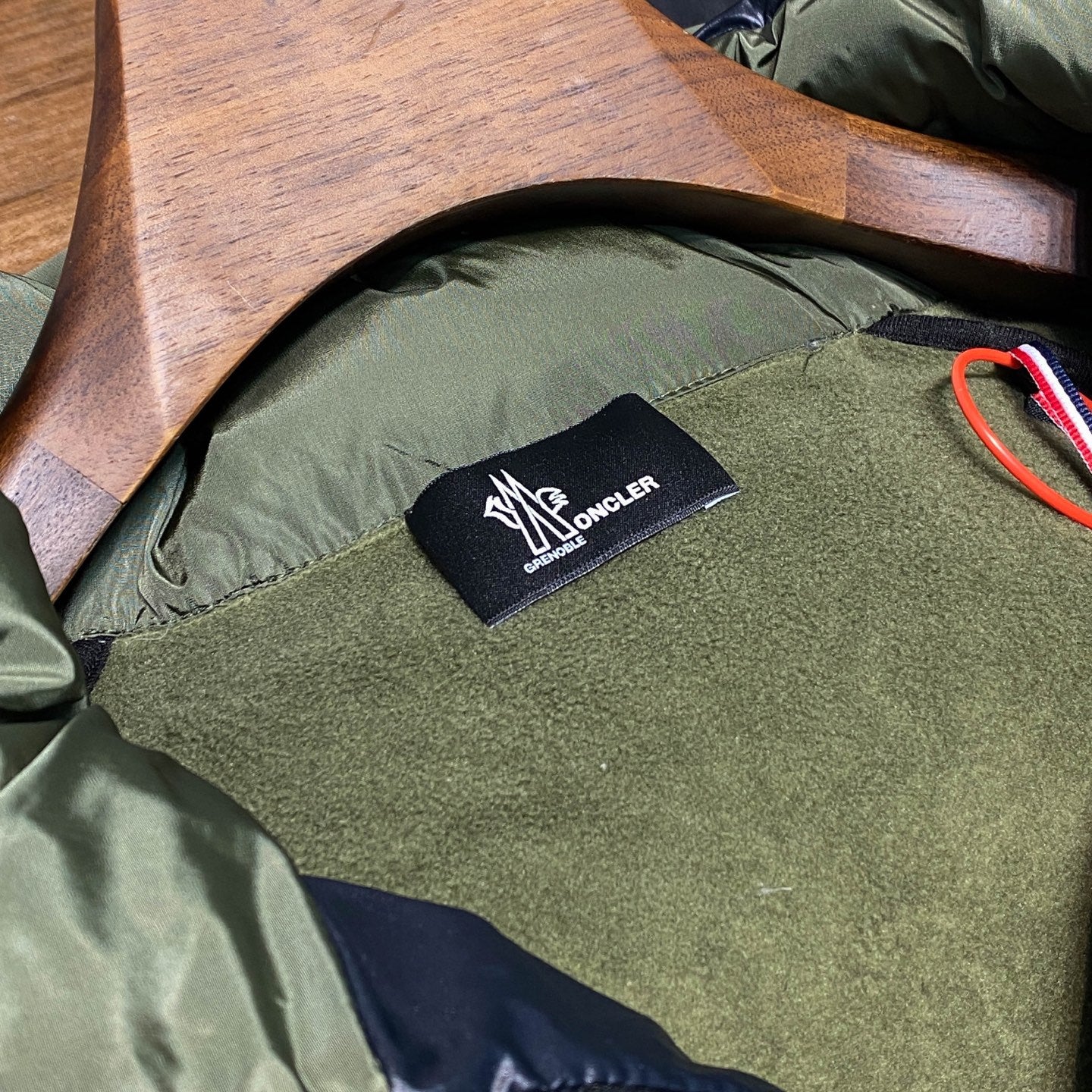 우븐 경량패딩 (Lightweight Woven Puffer Jacket)