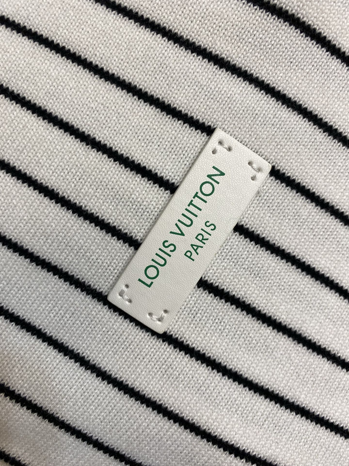 레터 배지 반팔티셔츠 (Letter badge short-sleeve T-shirt)