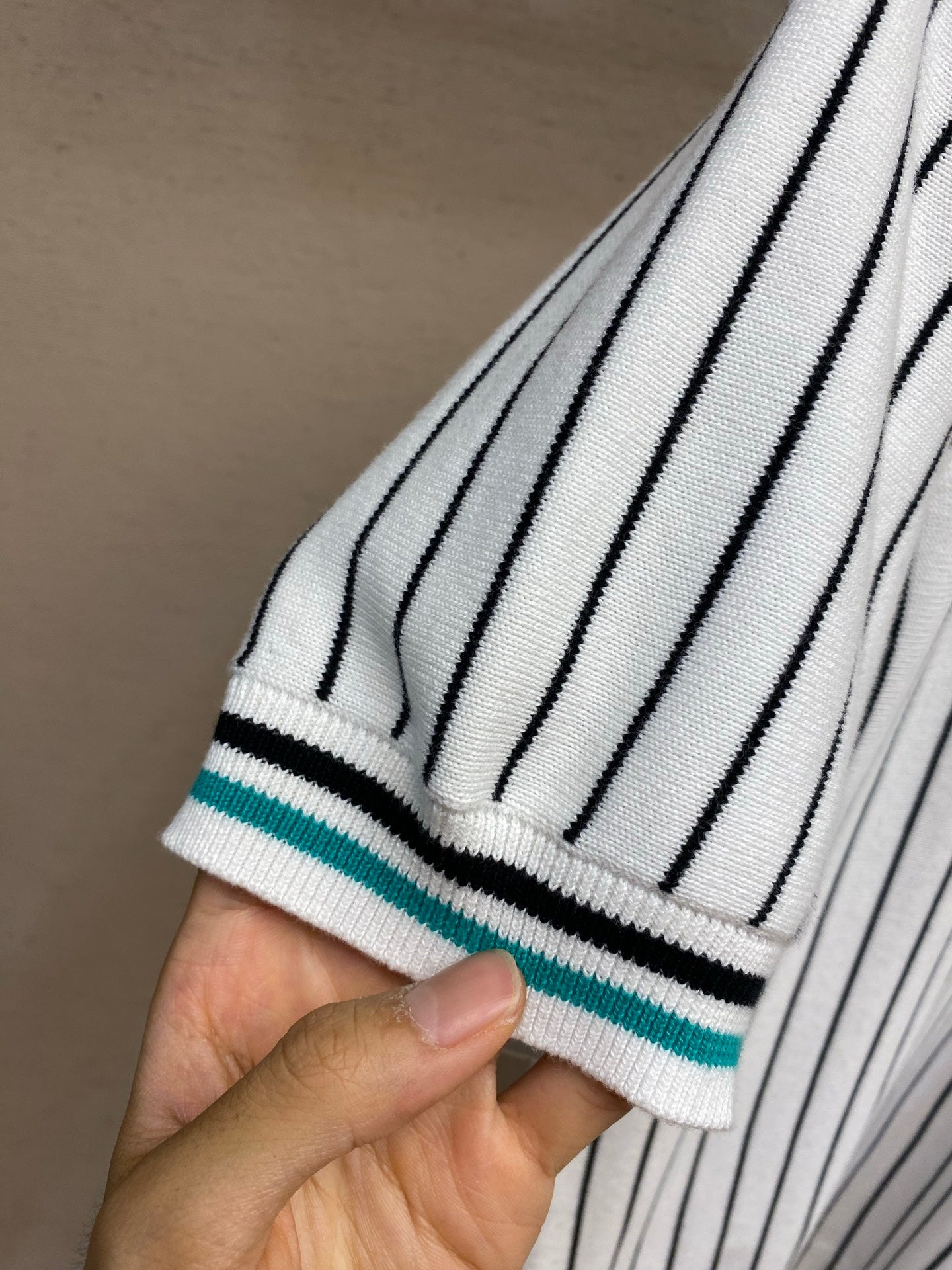 레터 배지 반팔티셔츠 (Letter badge short-sleeve T-shirt)