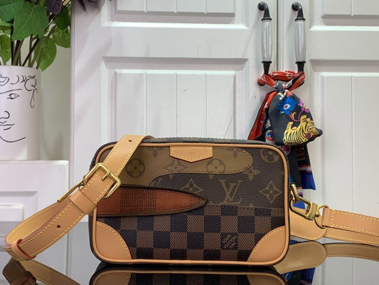 컬러블록니고 크로스백 (Colorblock Nigo Crossbody Bag)