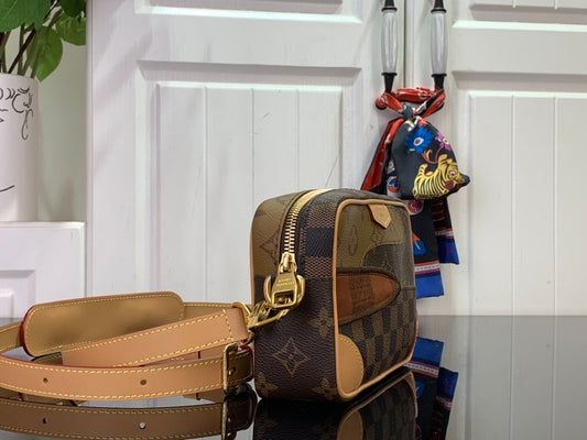 컬러블록니고 크로스백 (Colorblock Nigo Crossbody Bag)