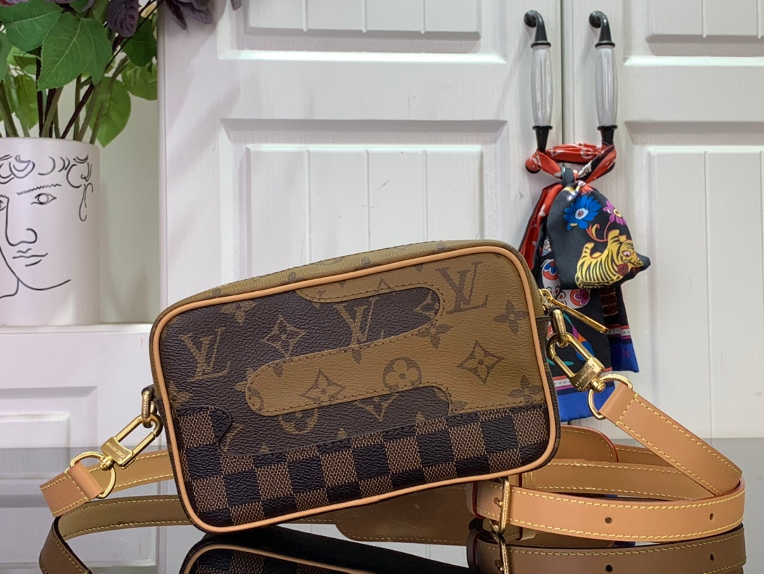 컬러블록니고 크로스백 (Colorblock Nigo Crossbody Bag)
