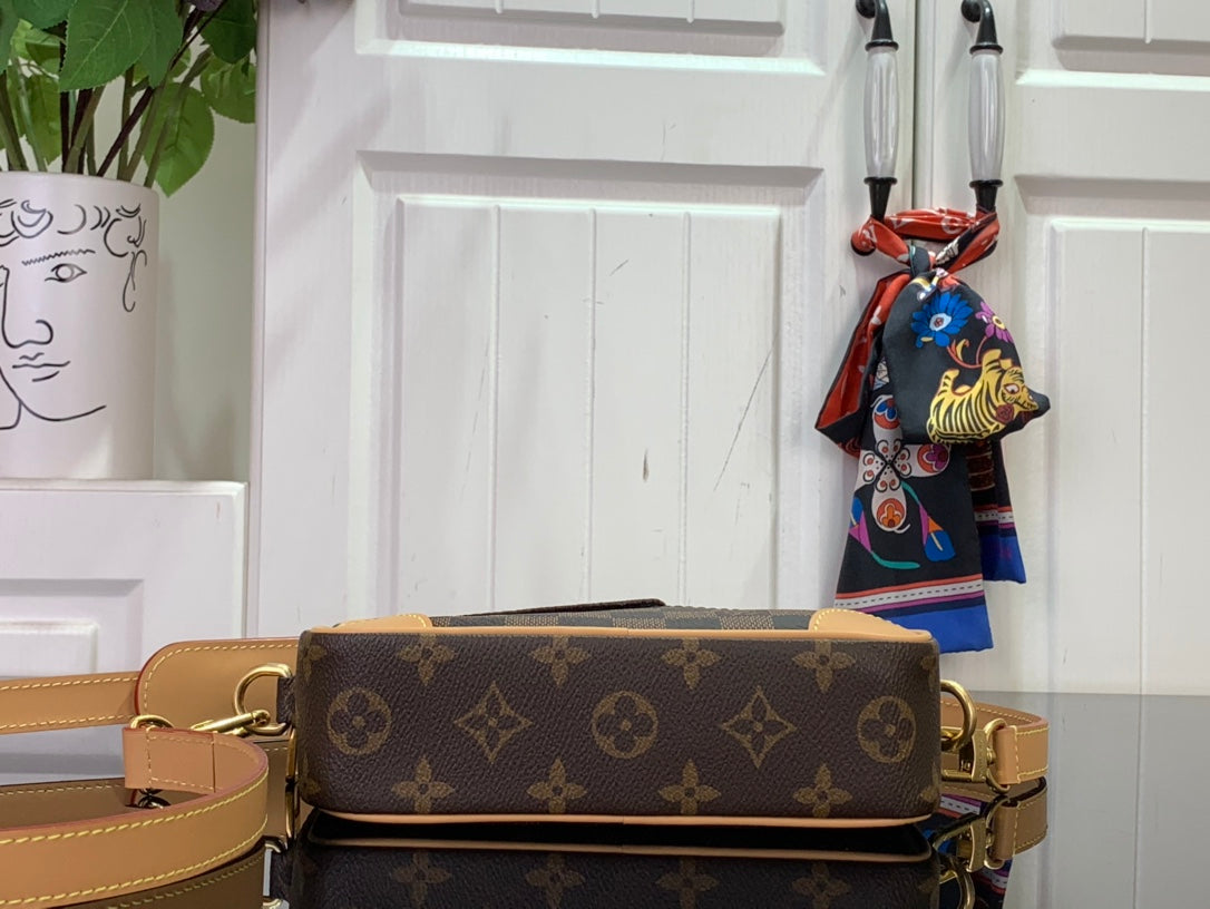 컬러블록니고 크로스백 (Colorblock Nigo Crossbody Bag)
