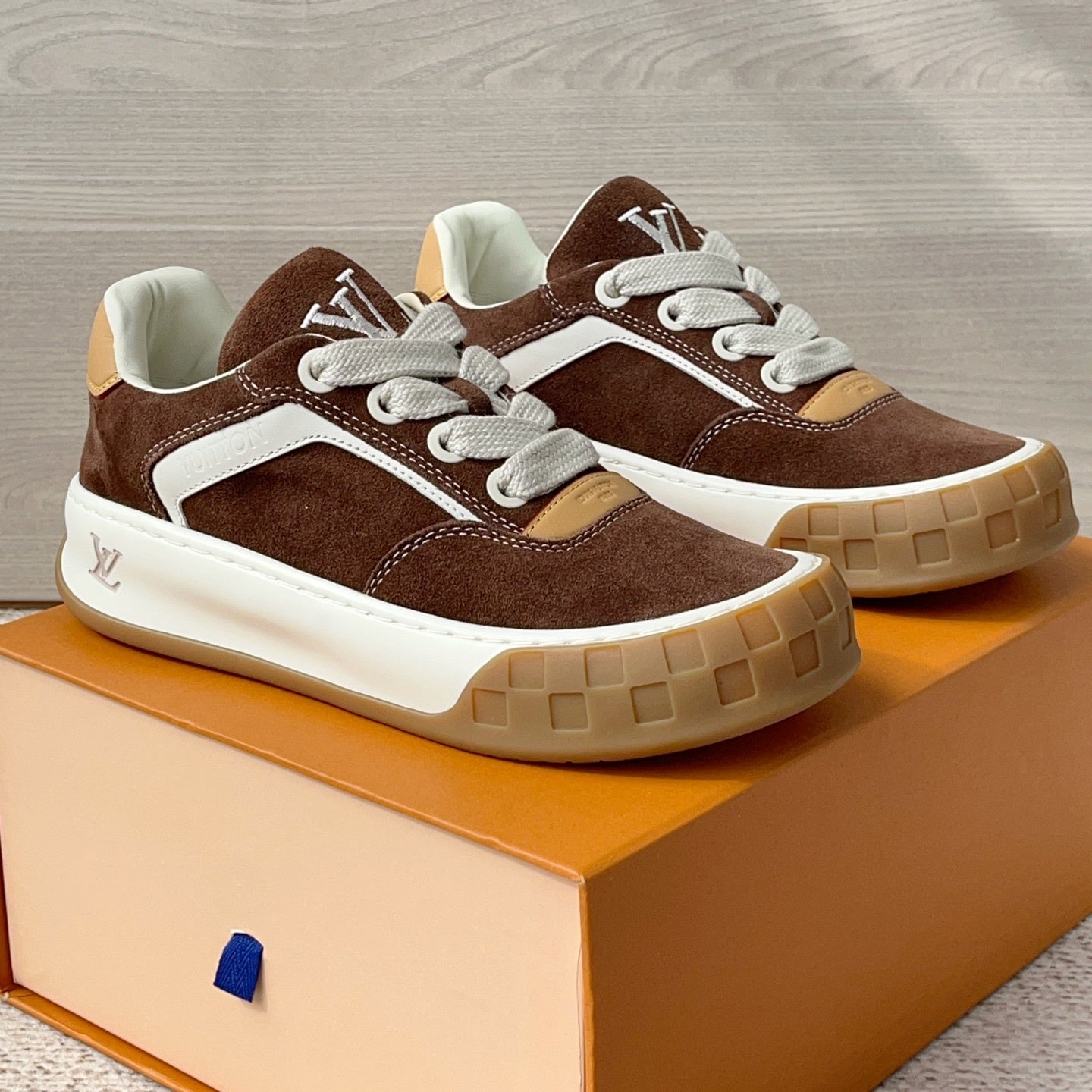 트레이너 스니커즈 (trainer sneakers)