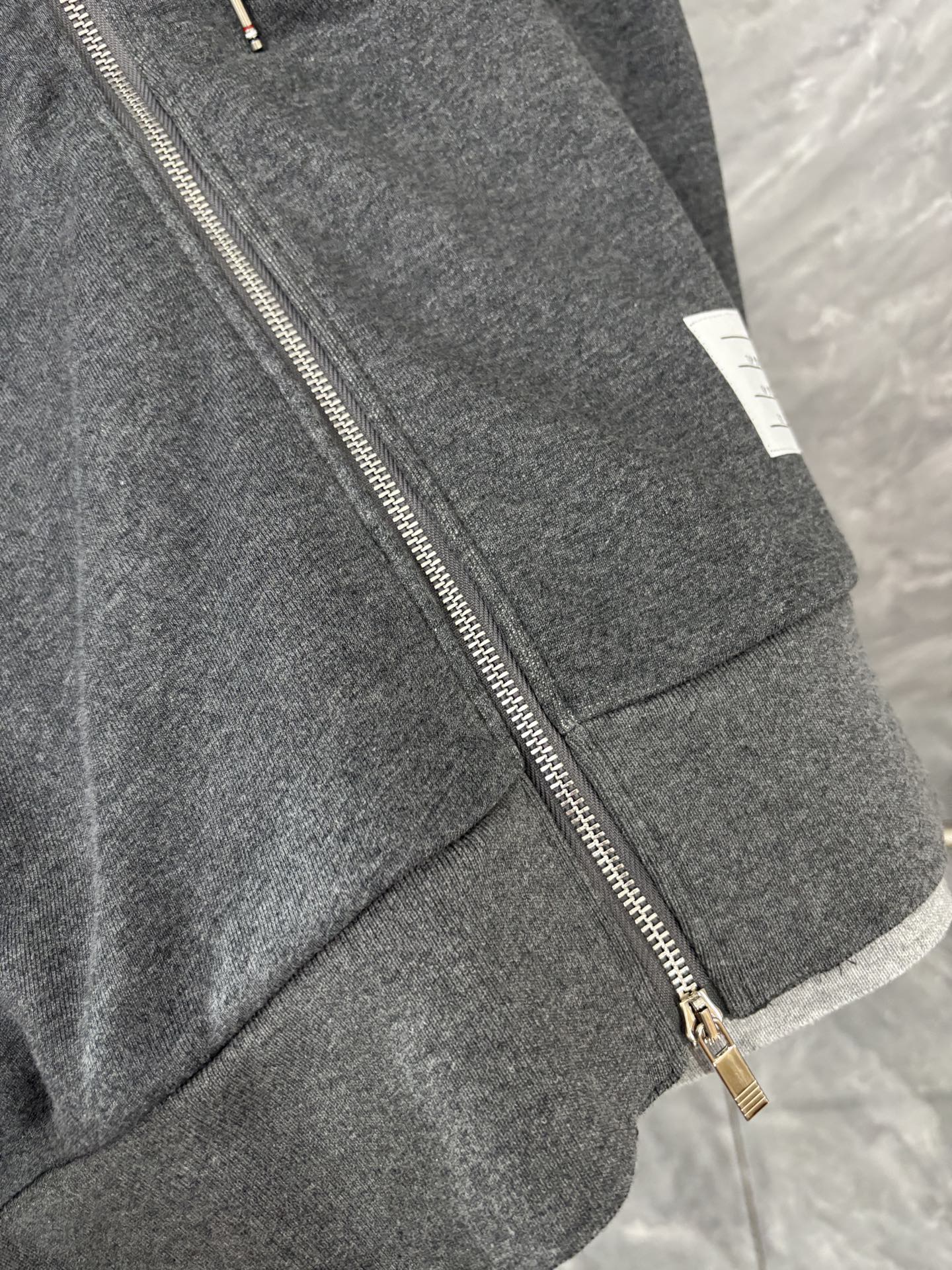 컬러 블록 트레이닝복 (Color-block tracksuit)