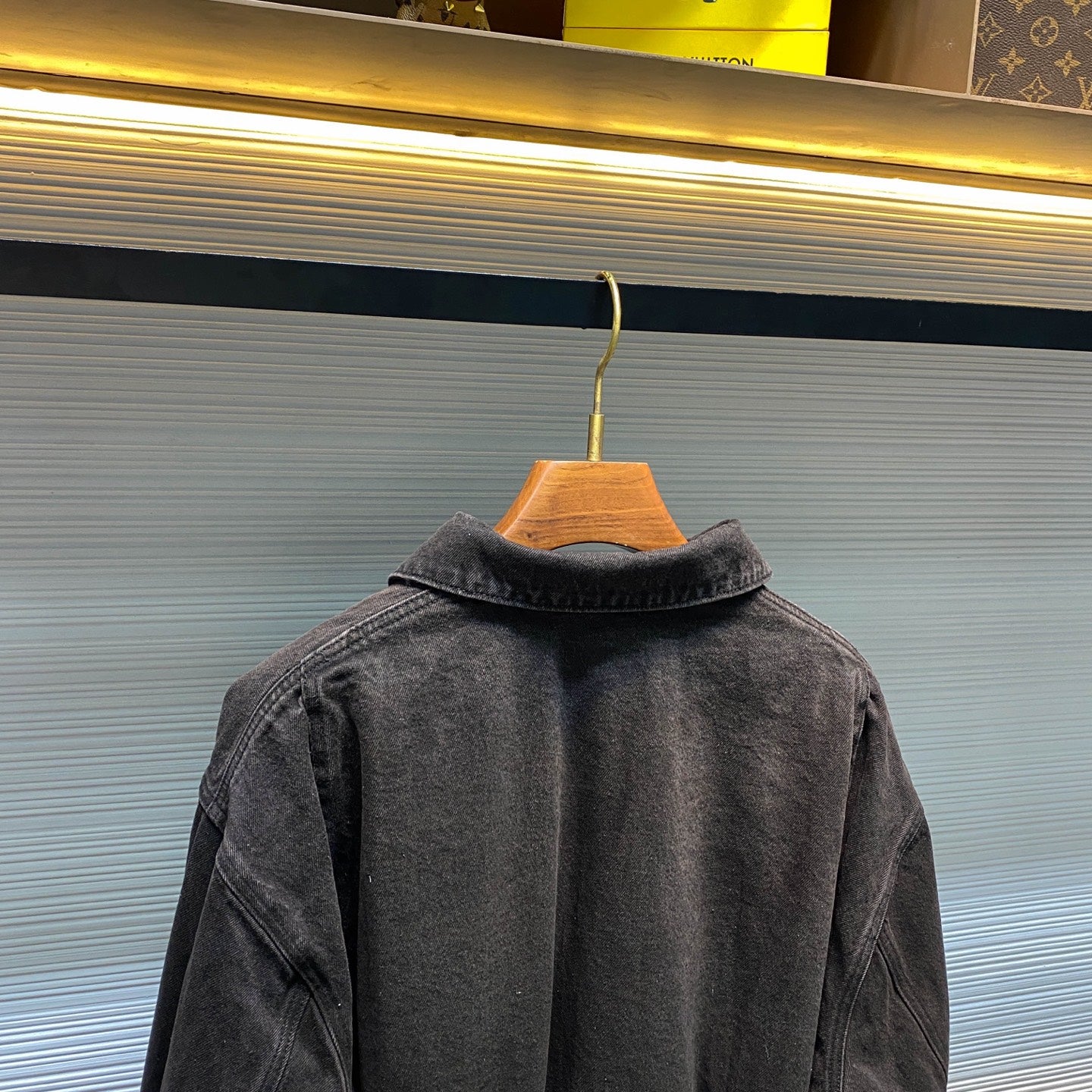 블랙워시드 데님재킷 (Black washed denim jacket)