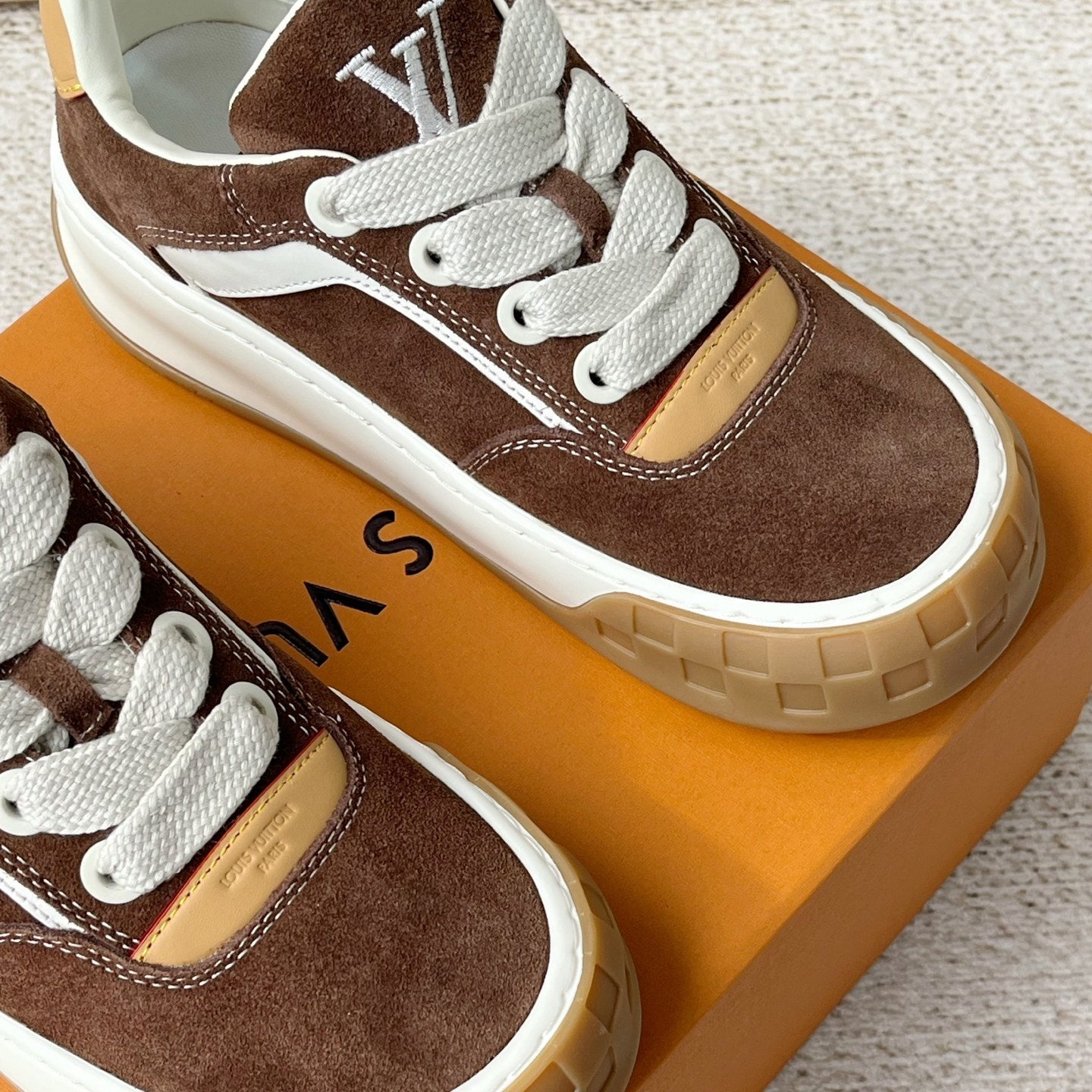 트레이너 스니커즈 (trainer sneakers)