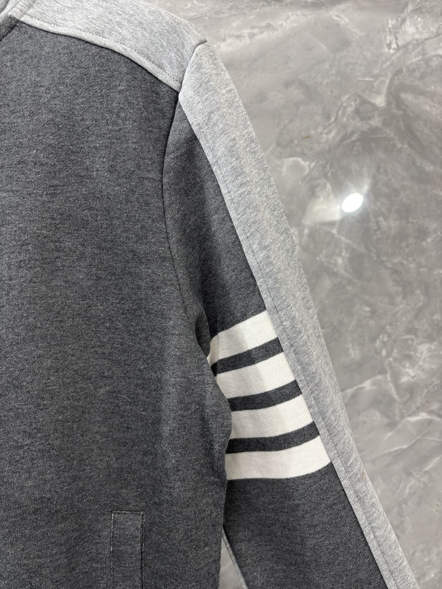 컬러 블록 트레이닝복 (Color-block tracksuit)