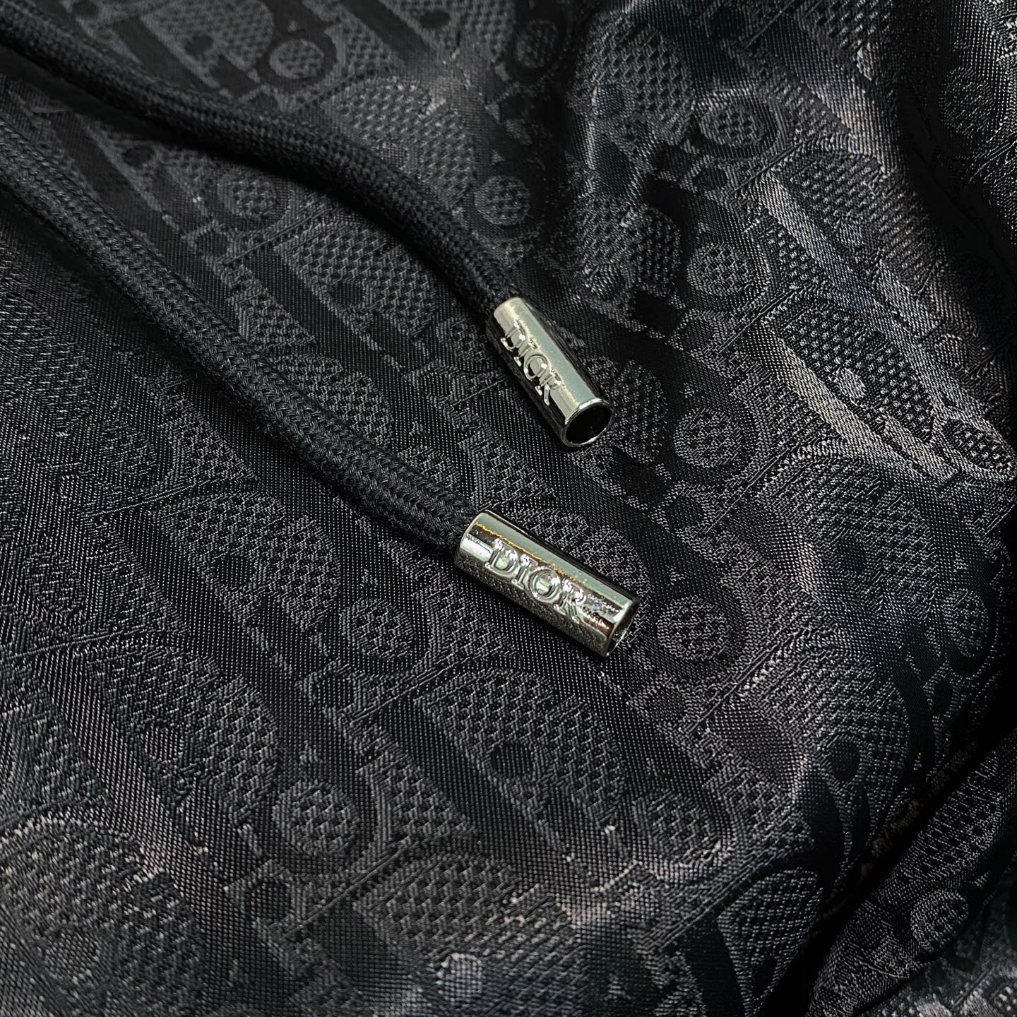 톤온톤 자카드 팬츠 (Tone-on-tone jacquard pants)