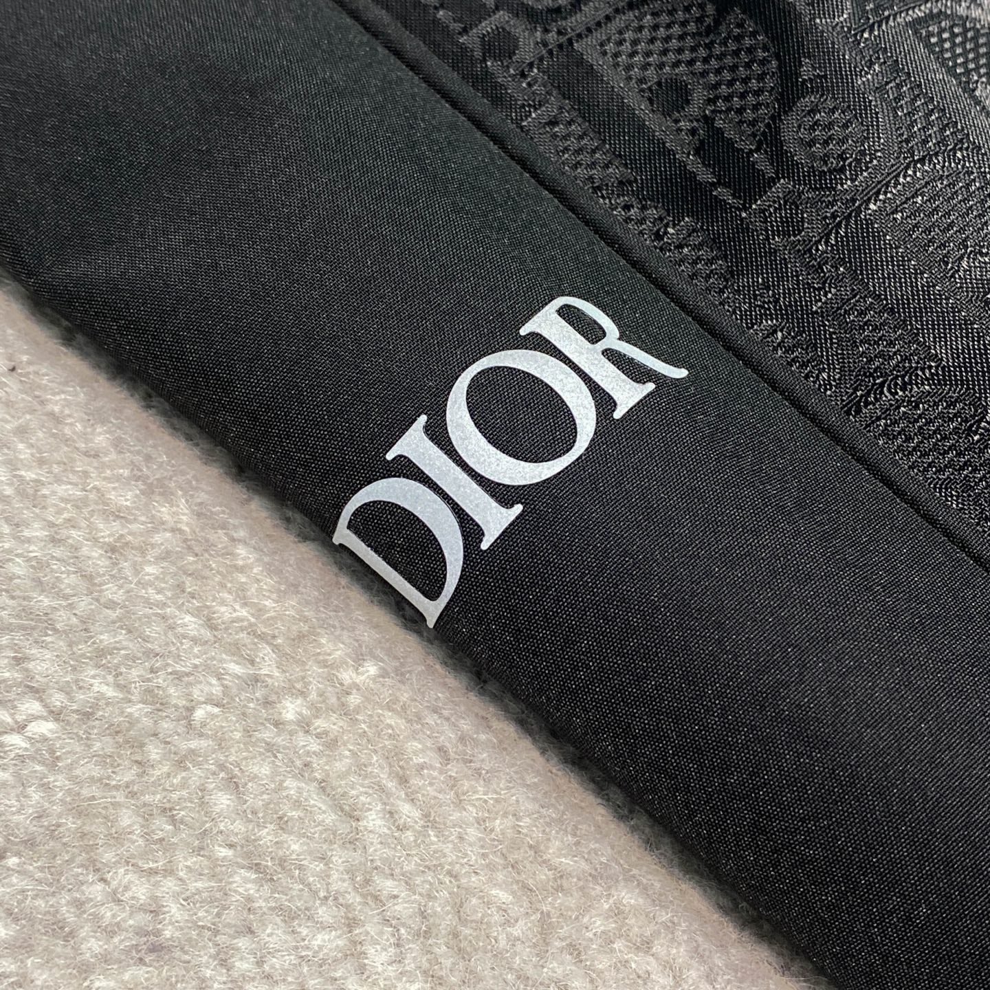 톤온톤 자카드 팬츠 (Tone-on-tone jacquard pants)