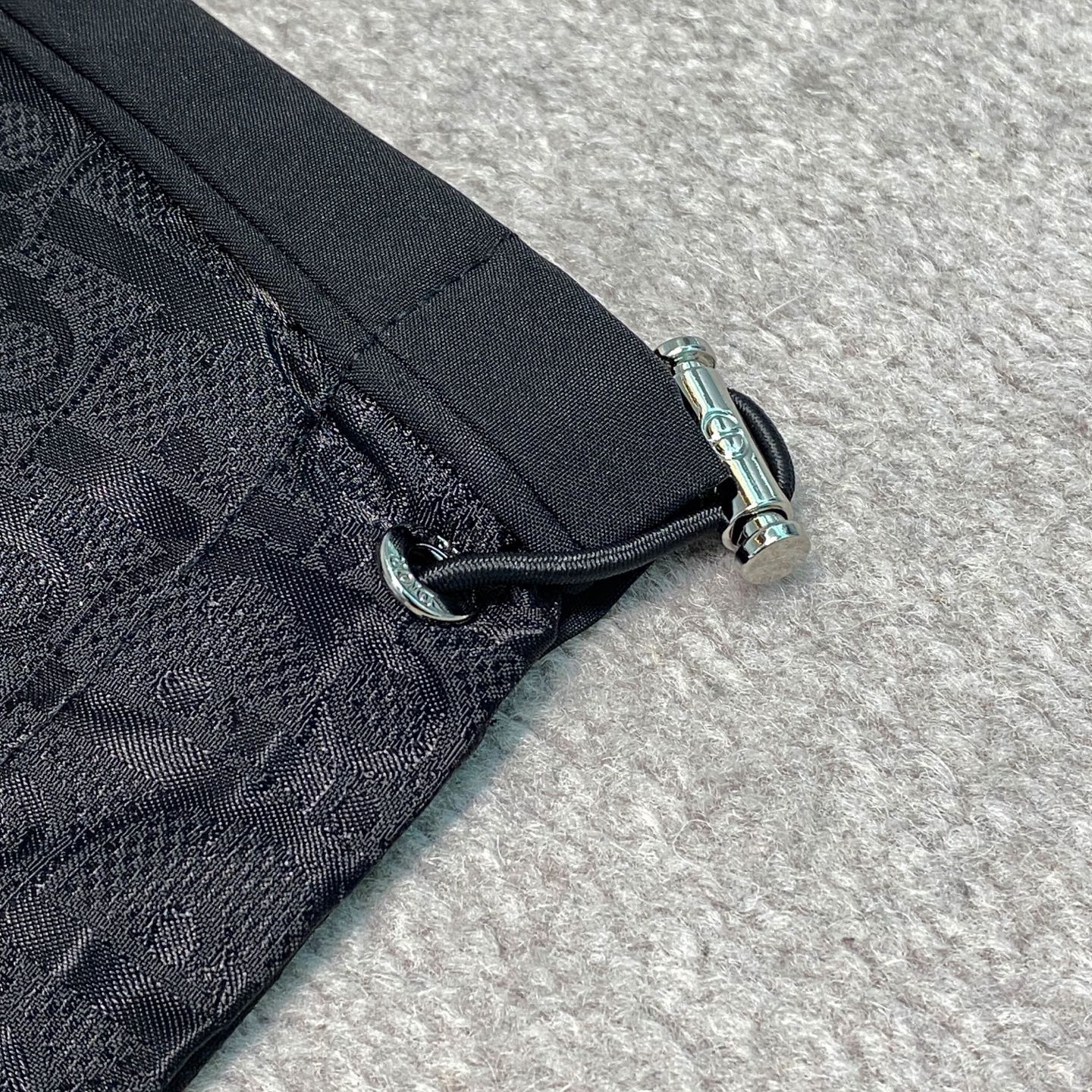 톤온톤 자카드 팬츠 (Tone-on-tone jacquard pants)