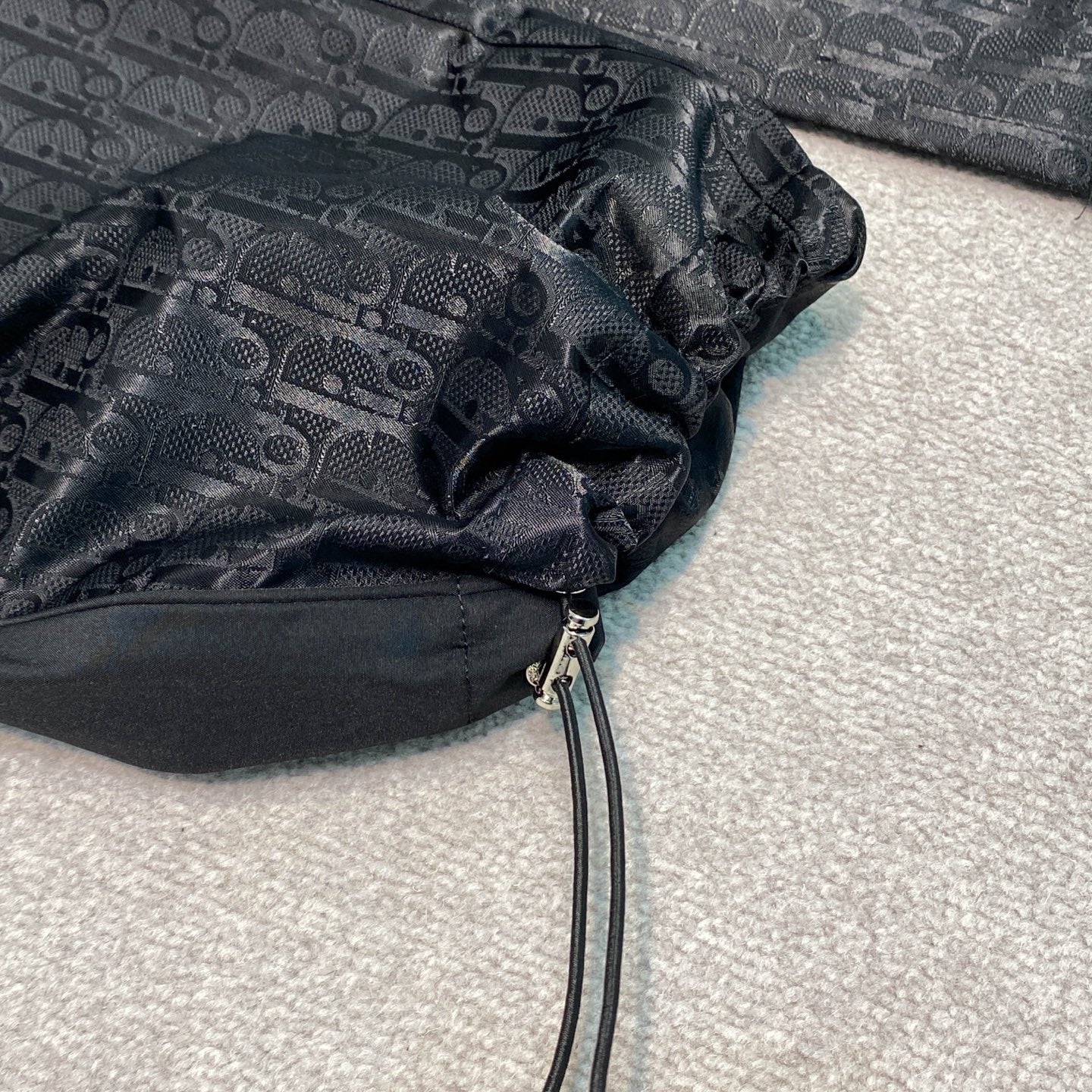톤온톤 자카드 팬츠 (Tone-on-tone jacquard pants)