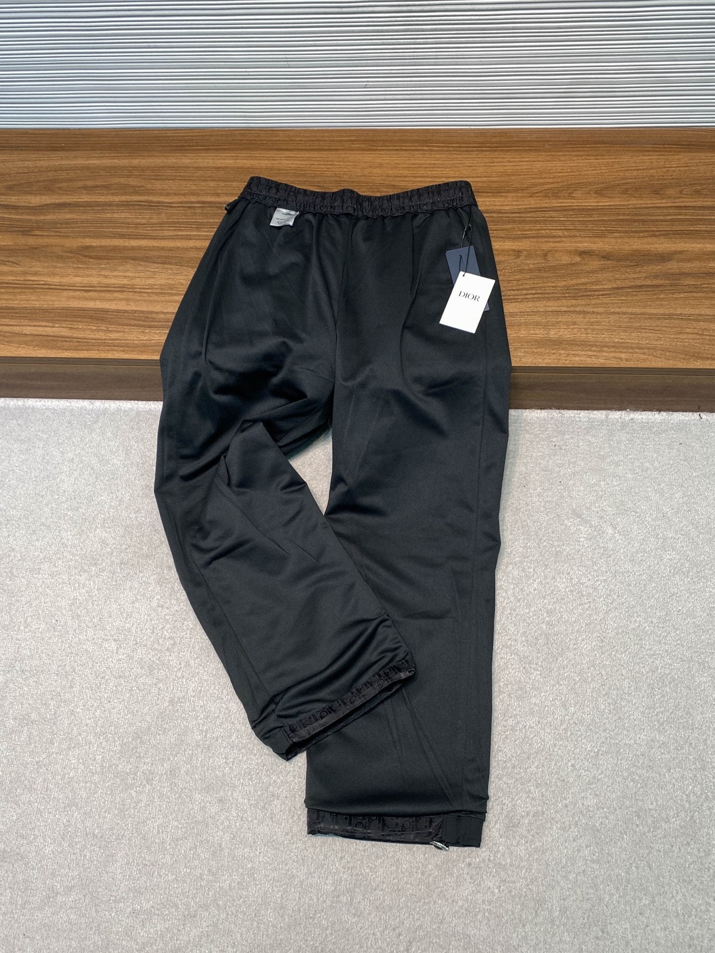 톤온톤 자카드 팬츠 (Tone-on-tone jacquard pants)