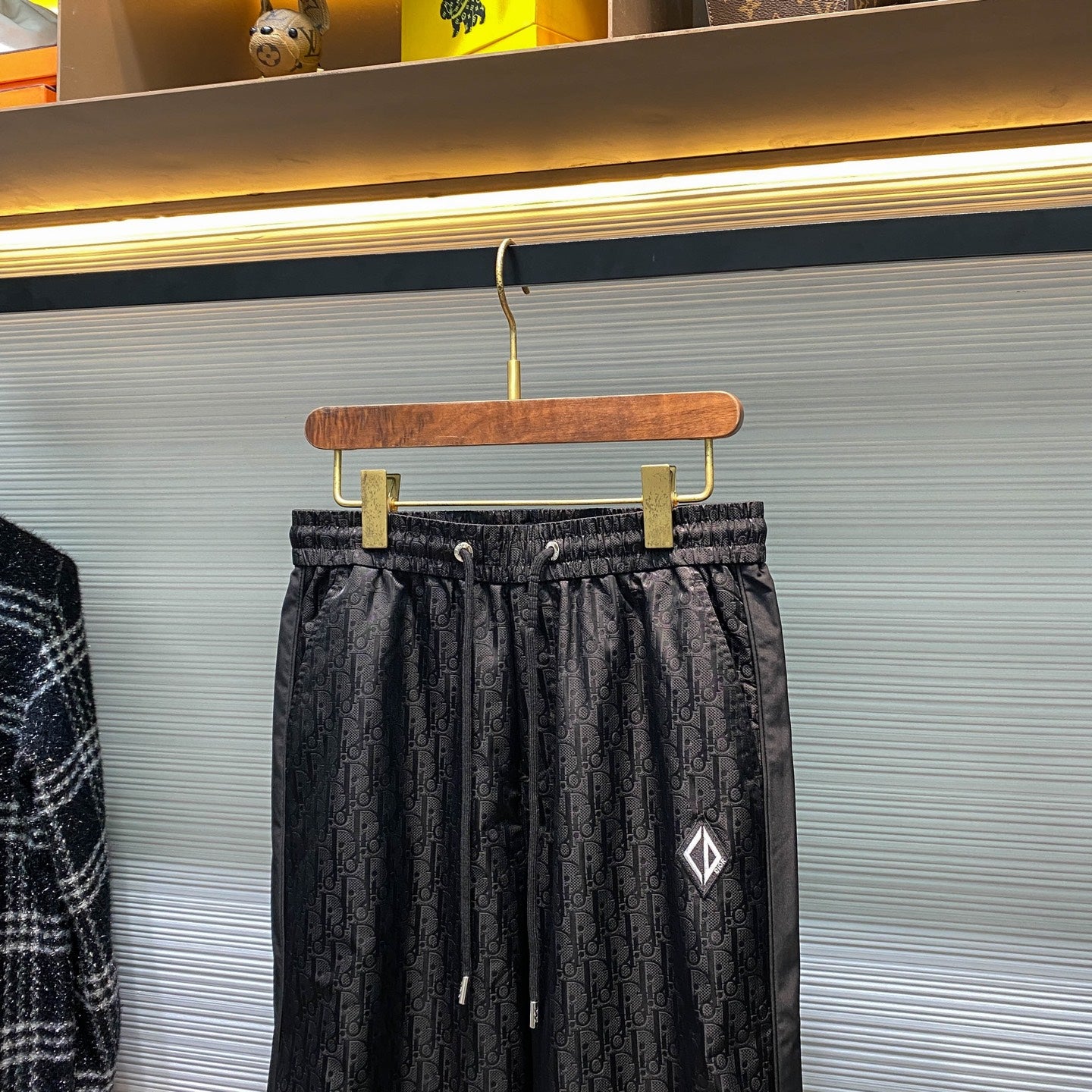 톤온톤 자카드 팬츠 (Tone-on-tone jacquard pants)