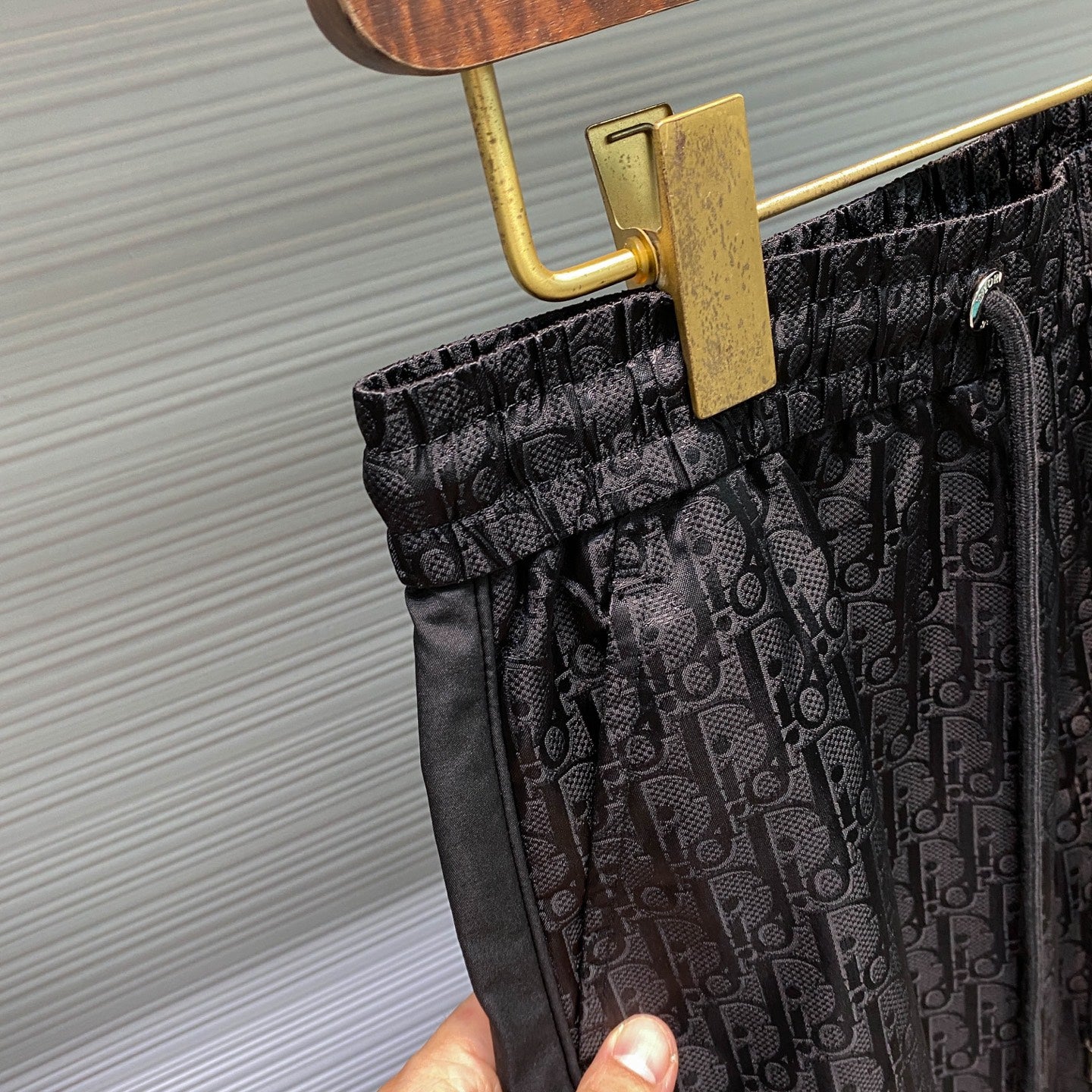 톤온톤 자카드 팬츠 (Tone-on-tone jacquard pants)