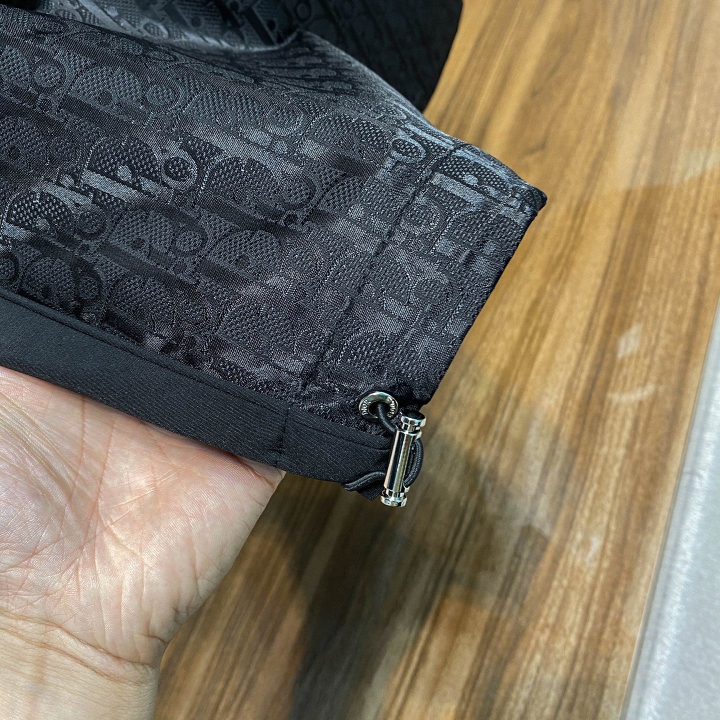톤온톤 자카드 팬츠 (Tone-on-tone jacquard pants)