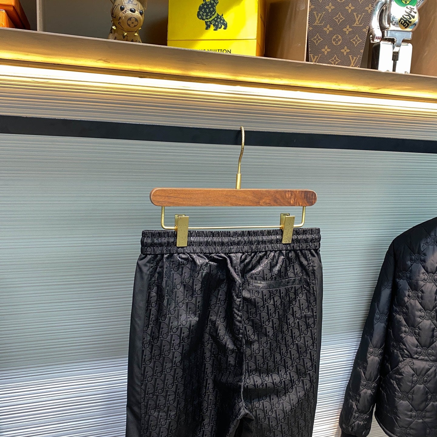 톤온톤 자카드 팬츠 (Tone-on-tone jacquard pants)