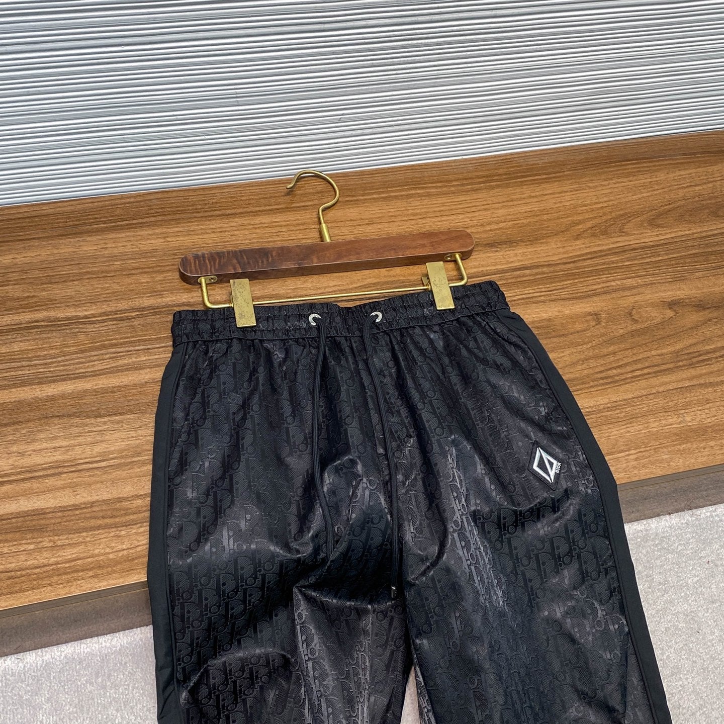 톤온톤 자카드 팬츠 (Tone-on-tone jacquard pants)