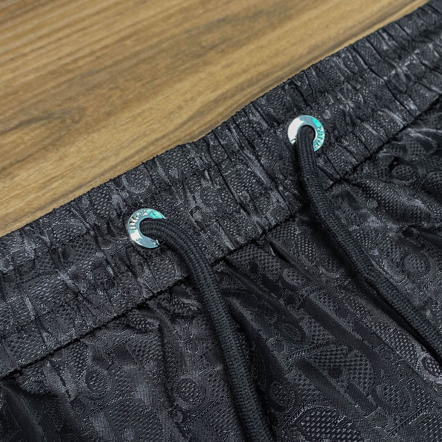 톤온톤 자카드 팬츠 (Tone-on-tone jacquard pants)