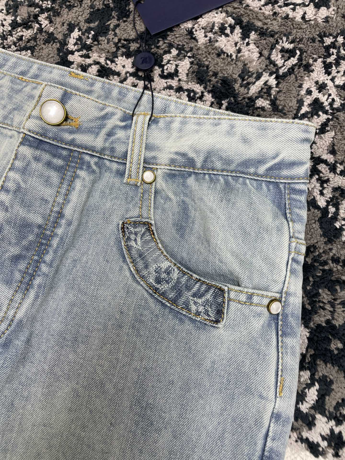 톤온톤 청바지 (Tone-on-tone jeans)