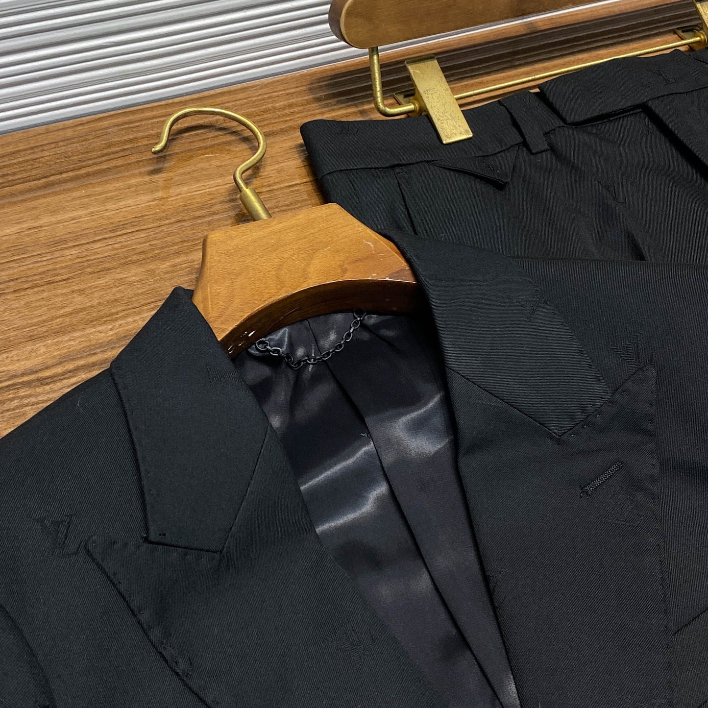 새틴 수트 (satin suit)