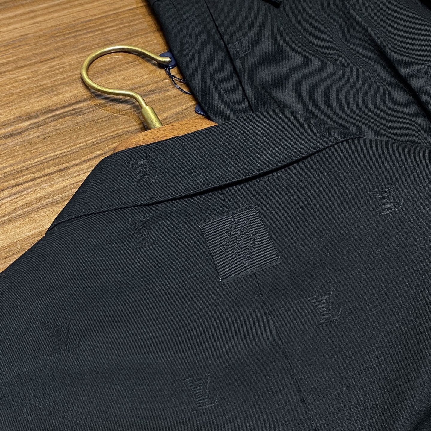 새틴 수트 (satin suit)
