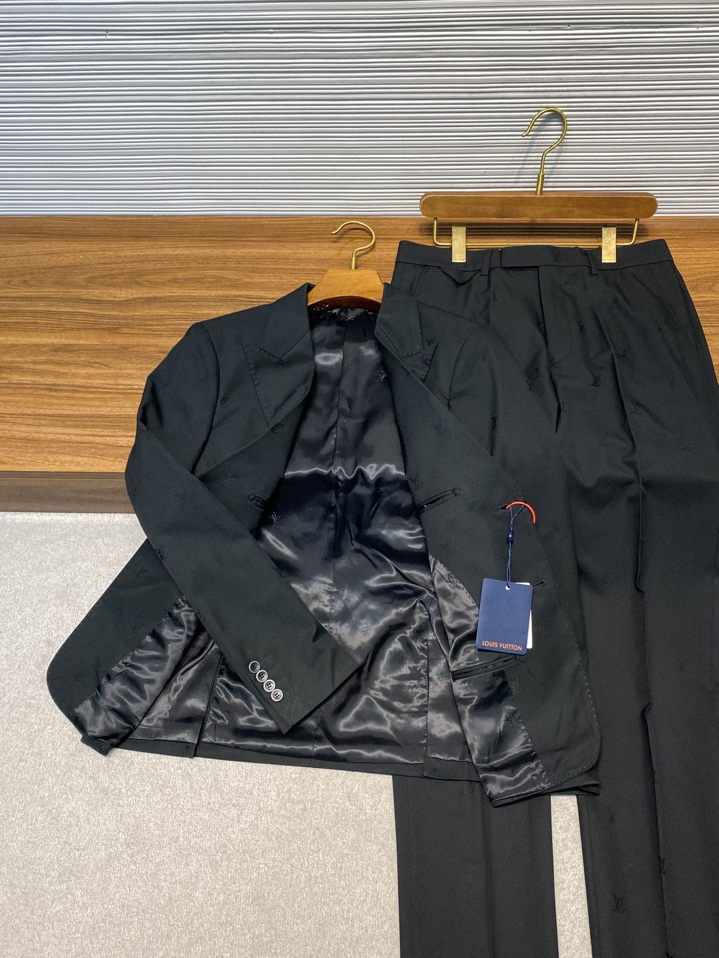 새틴 수트 (satin suit)
