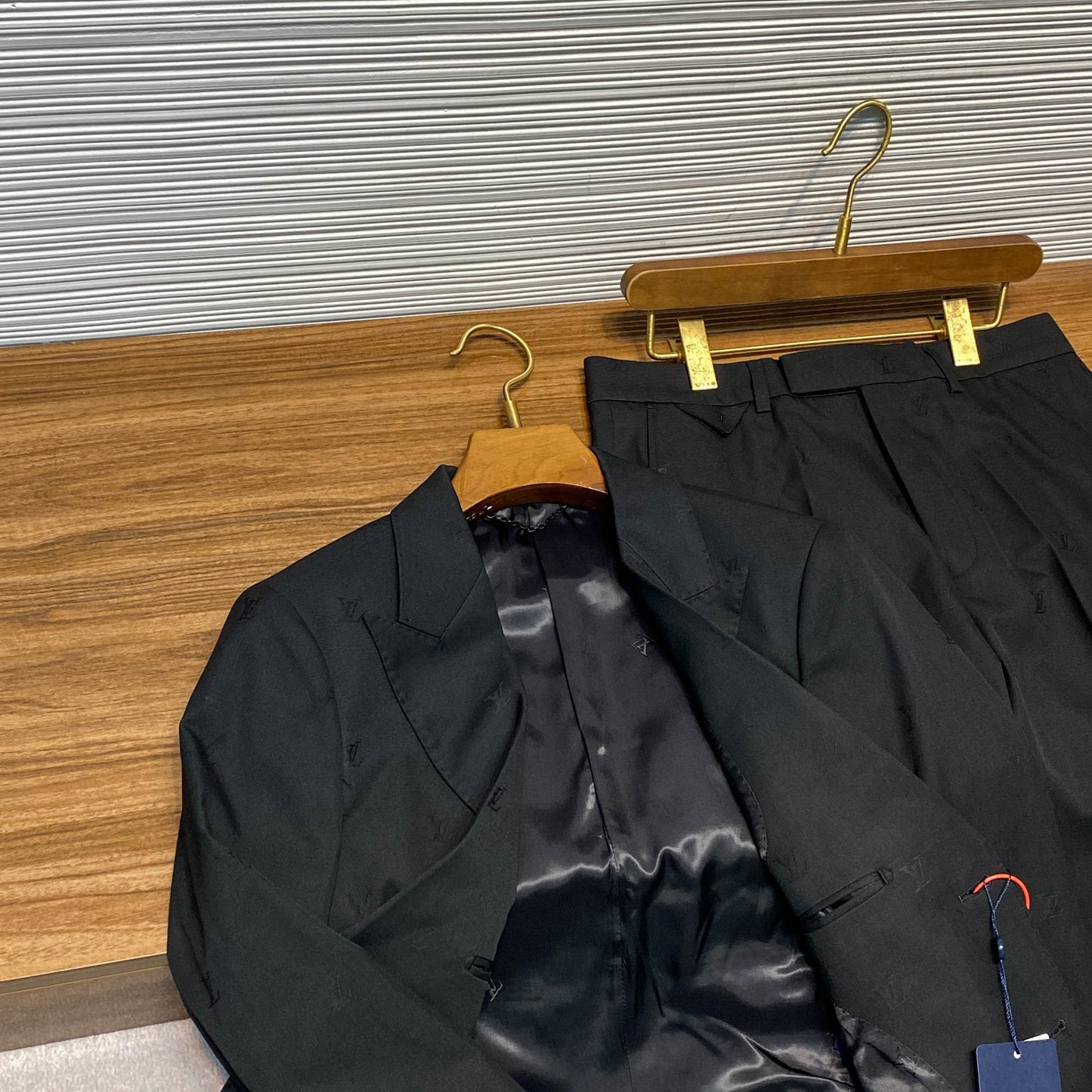 새틴 수트 (satin suit)