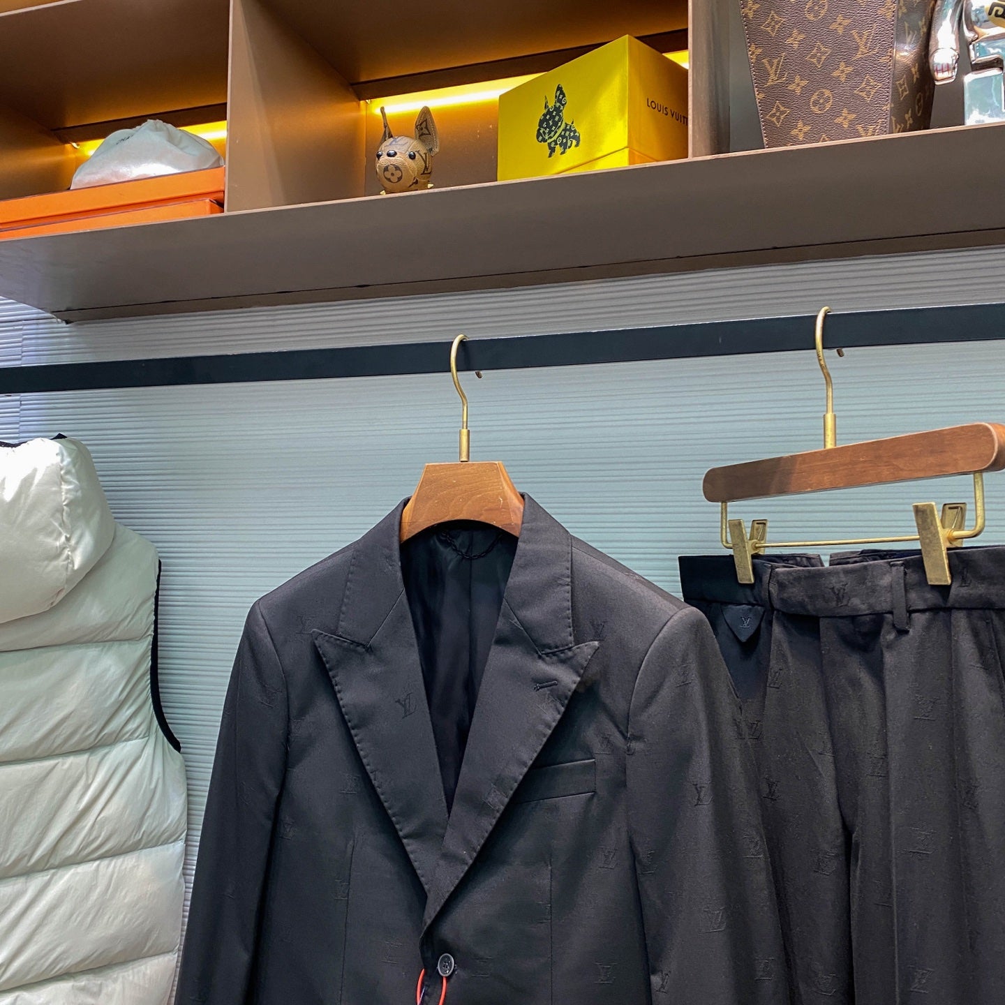 새틴 수트 (satin suit)