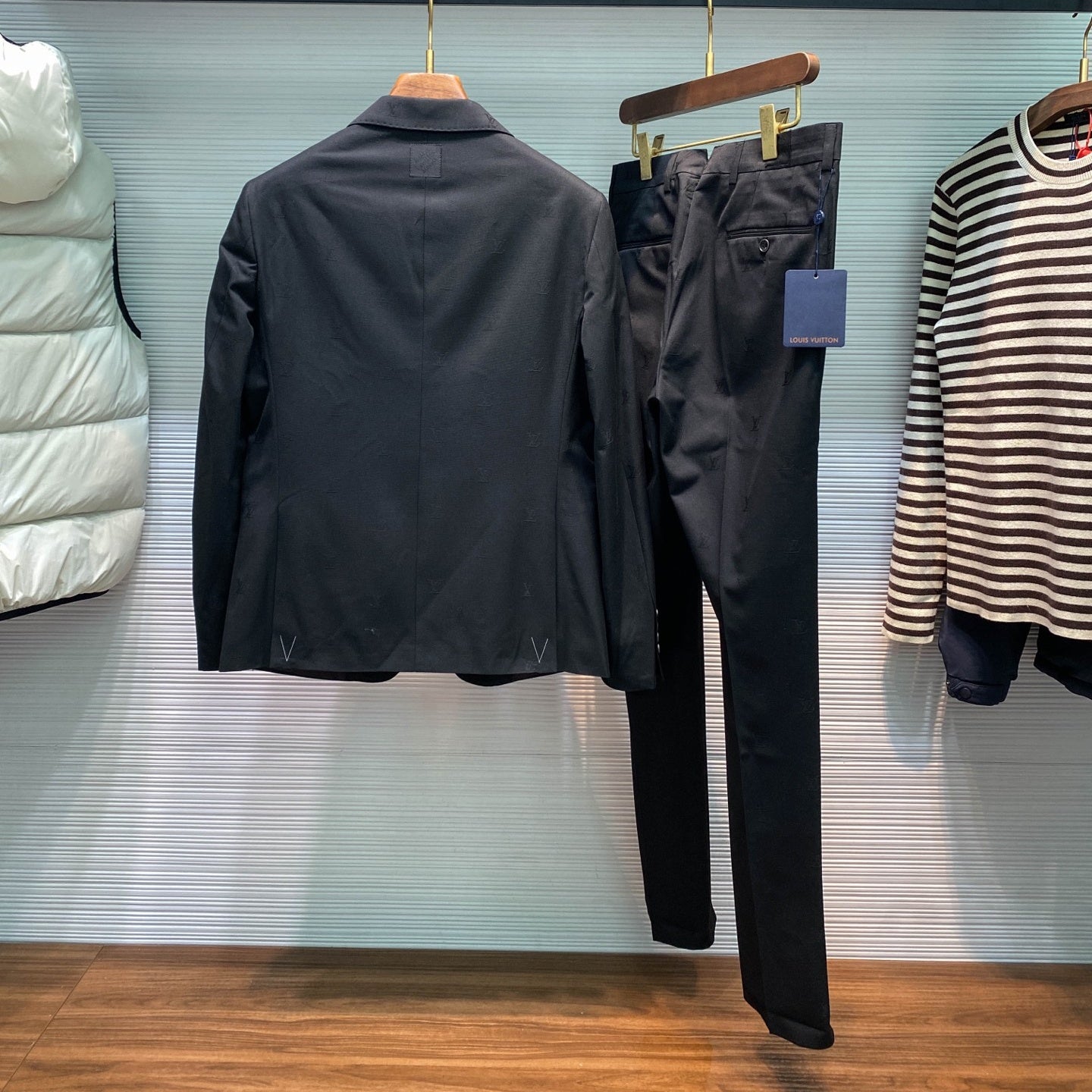 새틴 수트 (satin suit)