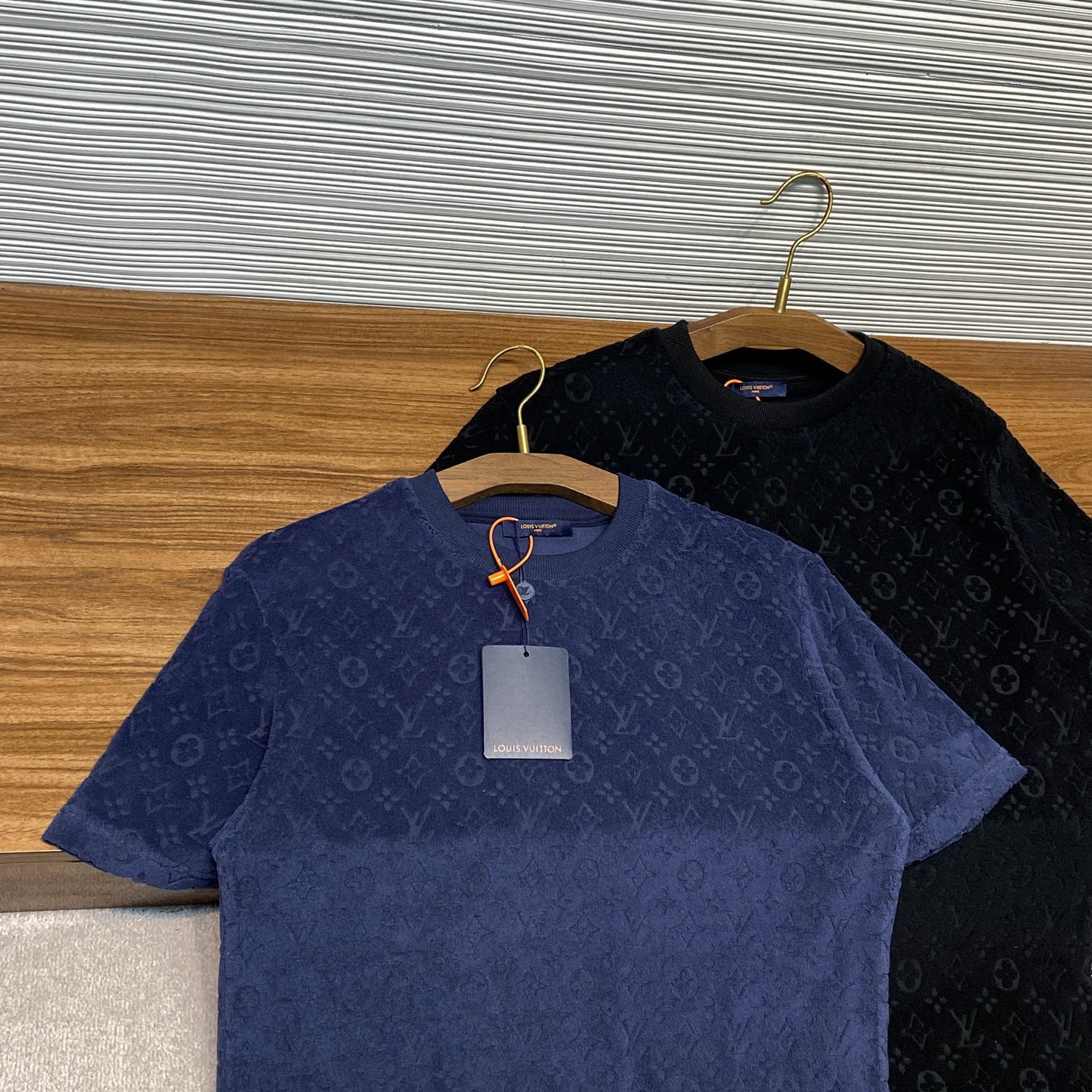 모노그램 엠보싱 티셔츠 (Monogram embossed t-shirt)