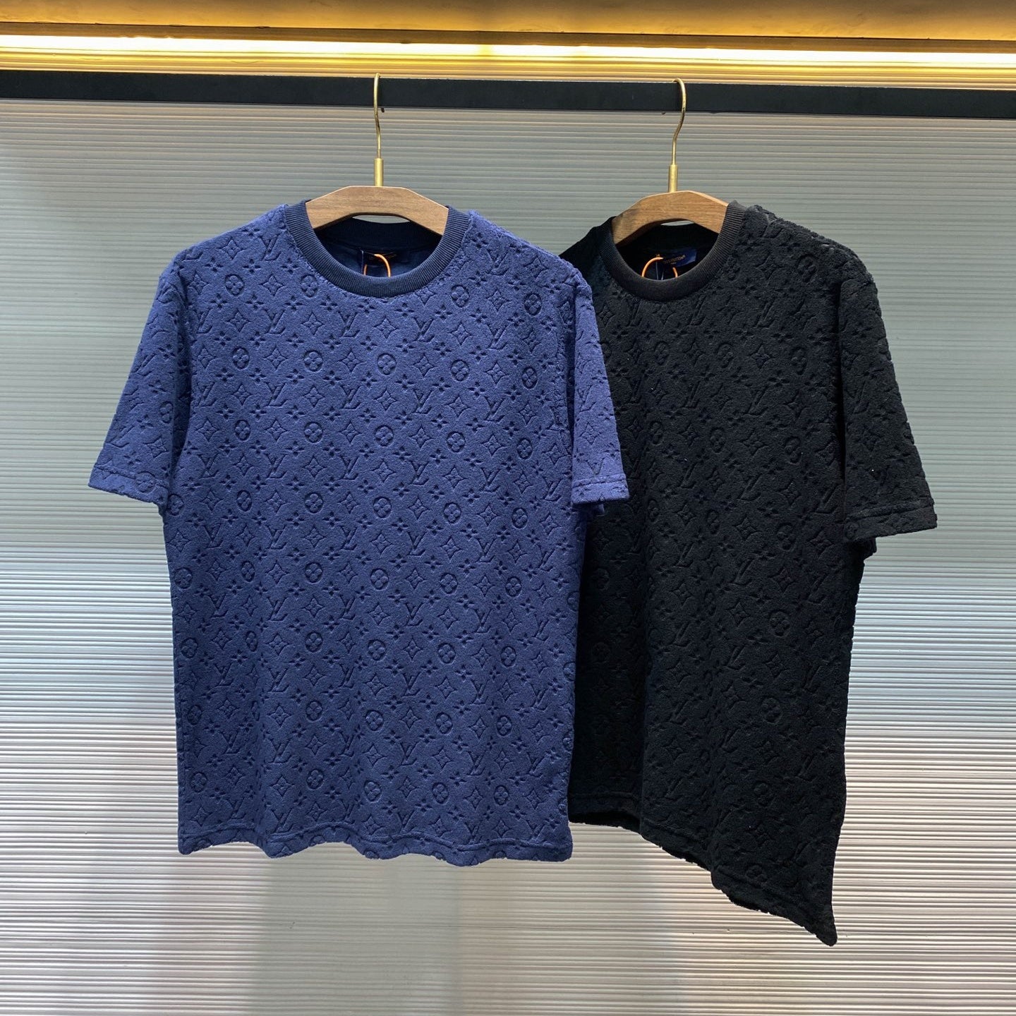 모노그램 엠보싱 티셔츠 (Monogram embossed t-shirt)