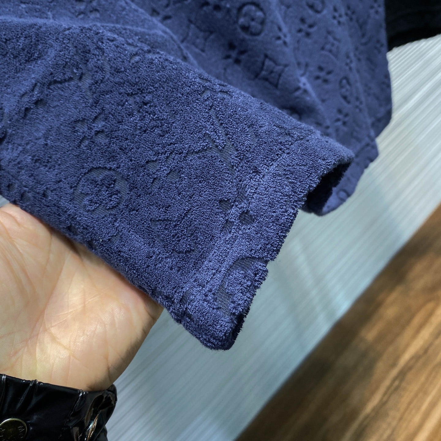 모노그램 엠보싱 티셔츠 (Monogram embossed t-shirt)