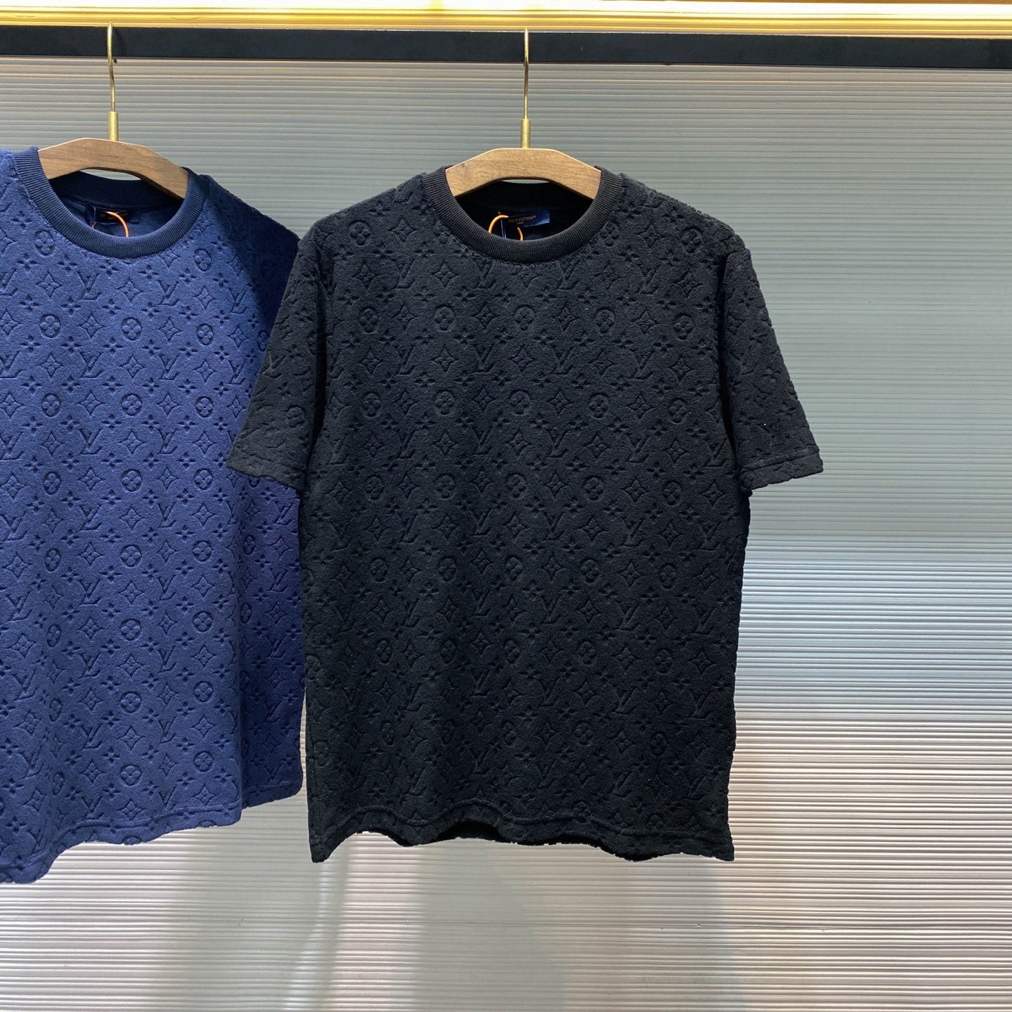 모노그램 엠보싱 티셔츠 (Monogram embossed t-shirt)