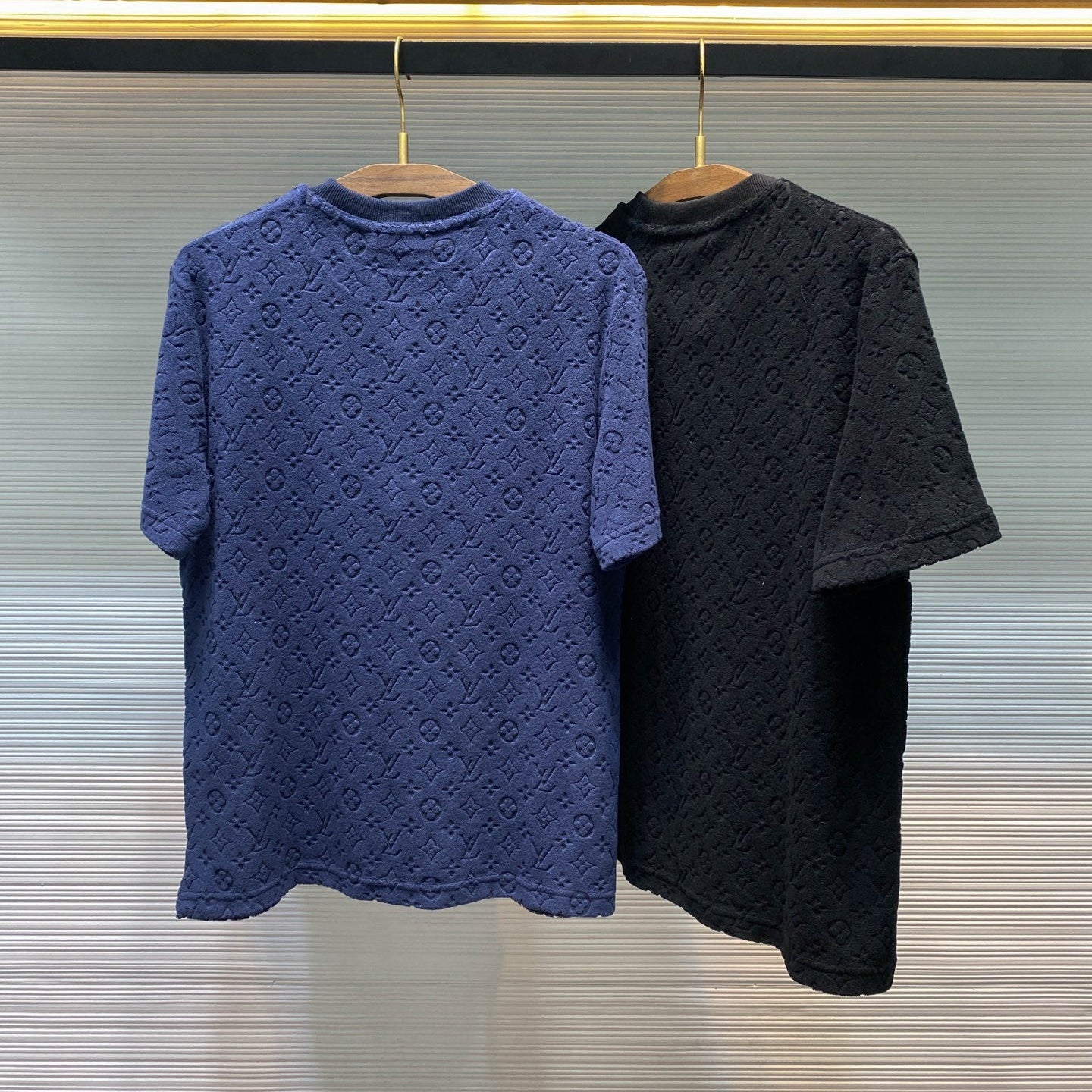모노그램 엠보싱 티셔츠 (Monogram embossed t-shirt)