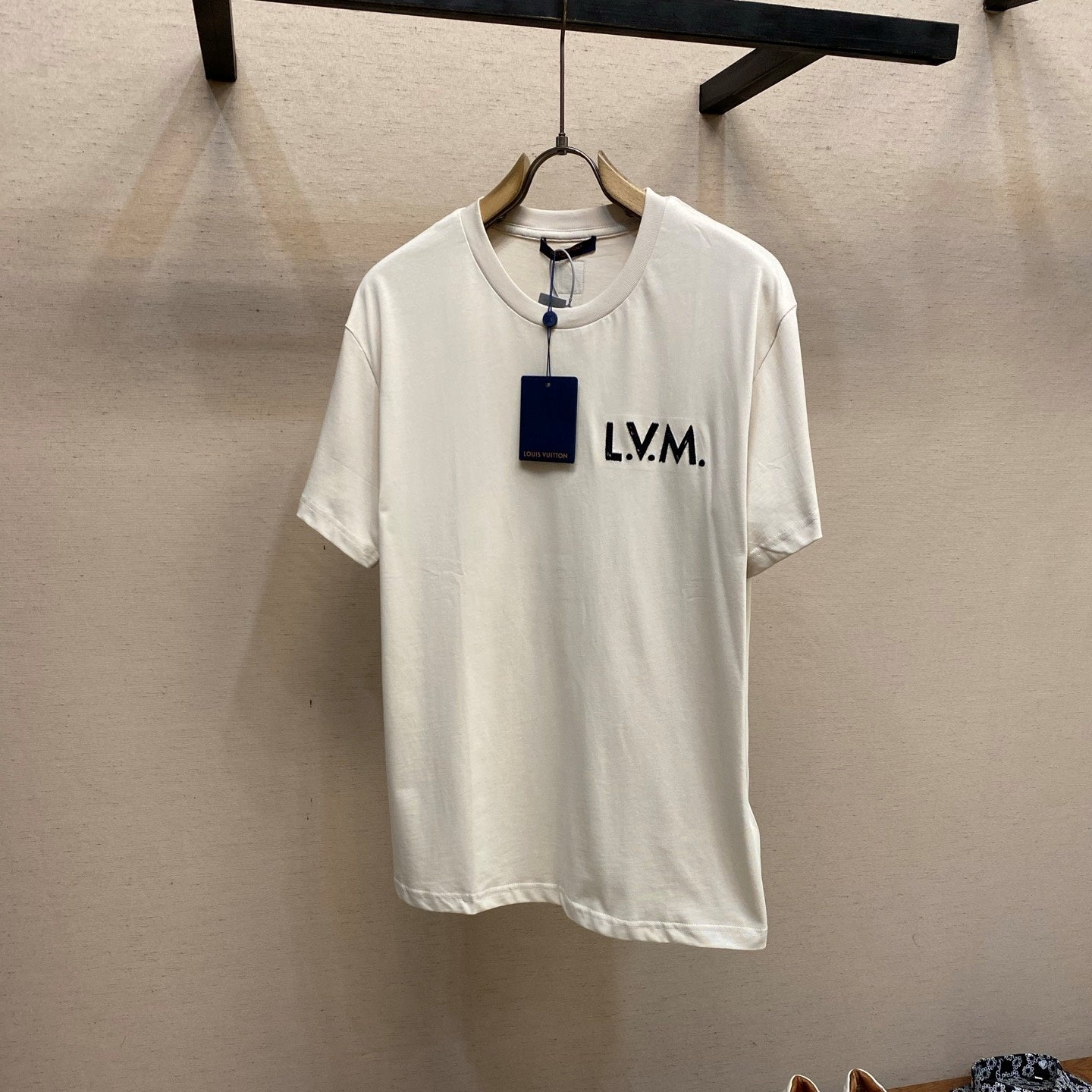 자수 포인트 티셔츠 (Embroidered Detail T-Shirt)
