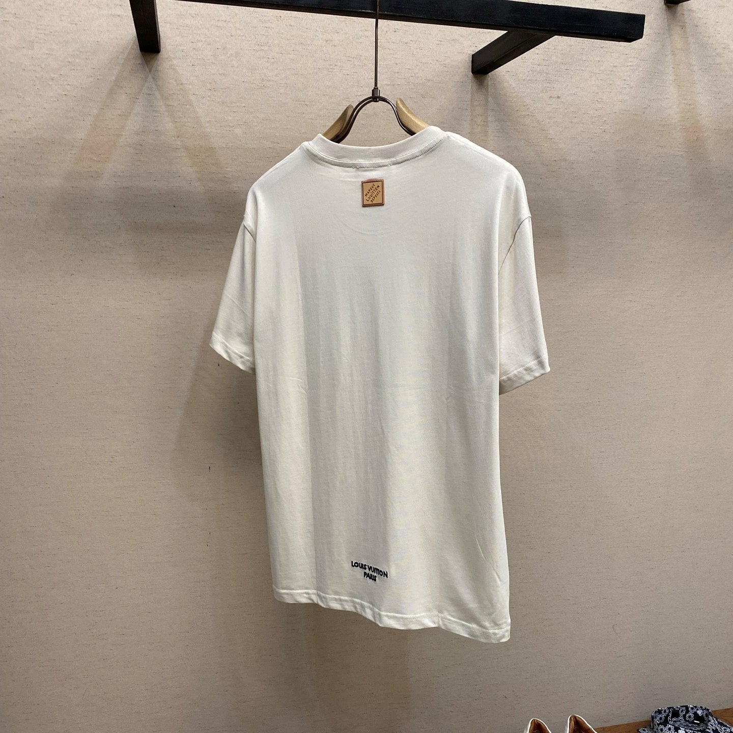 자수 포인트 티셔츠 (Embroidered Detail T-Shirt)