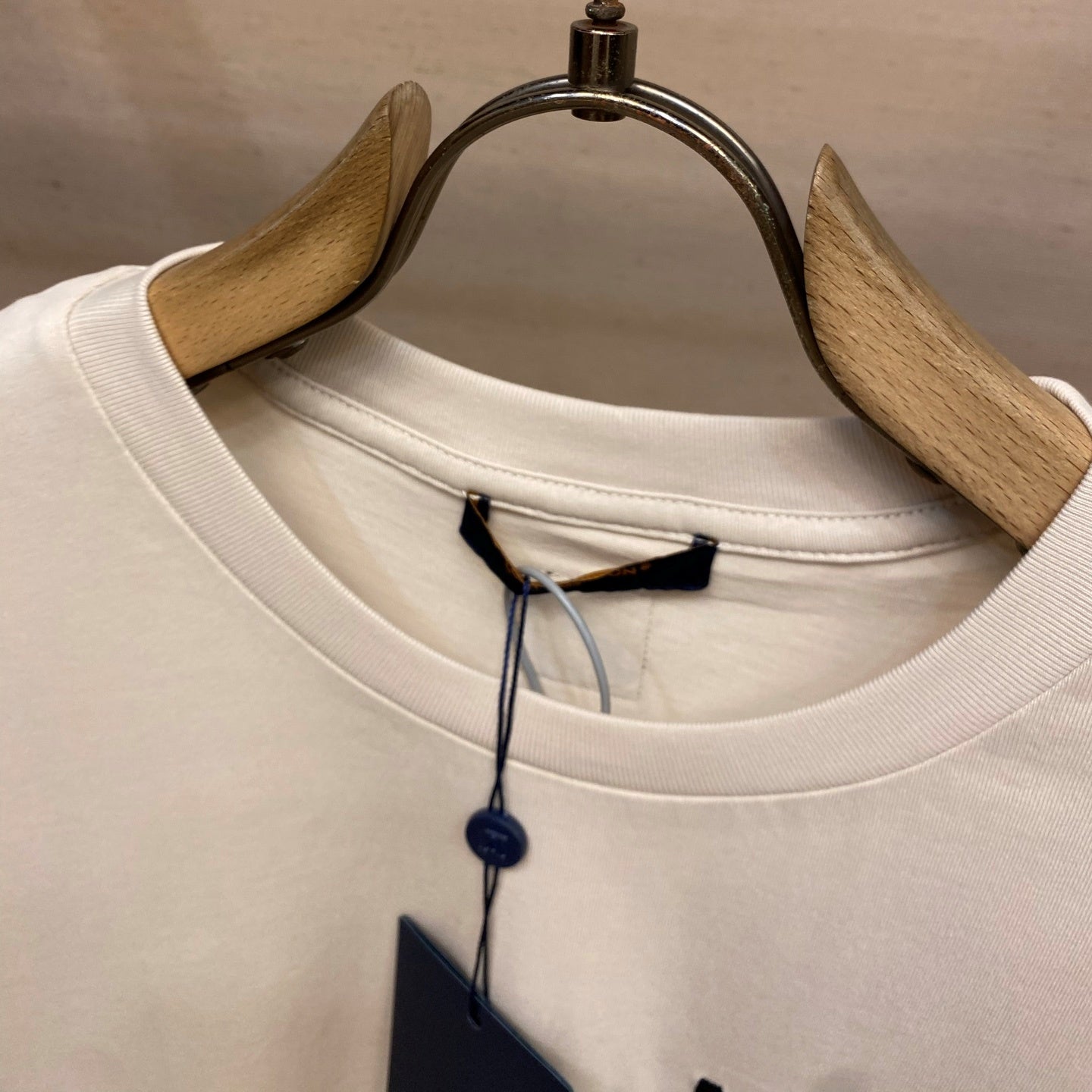 자수 포인트 티셔츠 (Embroidered Detail T-Shirt)