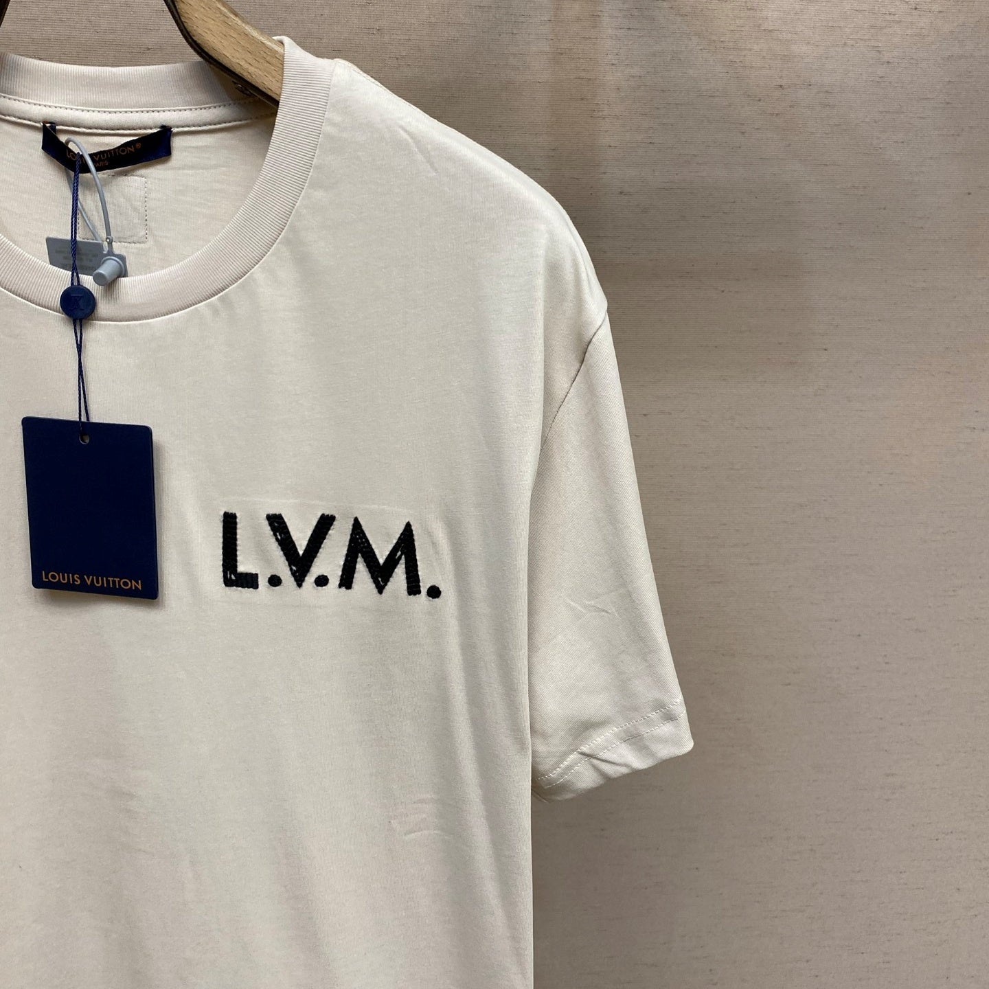 자수 포인트 티셔츠 (Embroidered Detail T-Shirt)