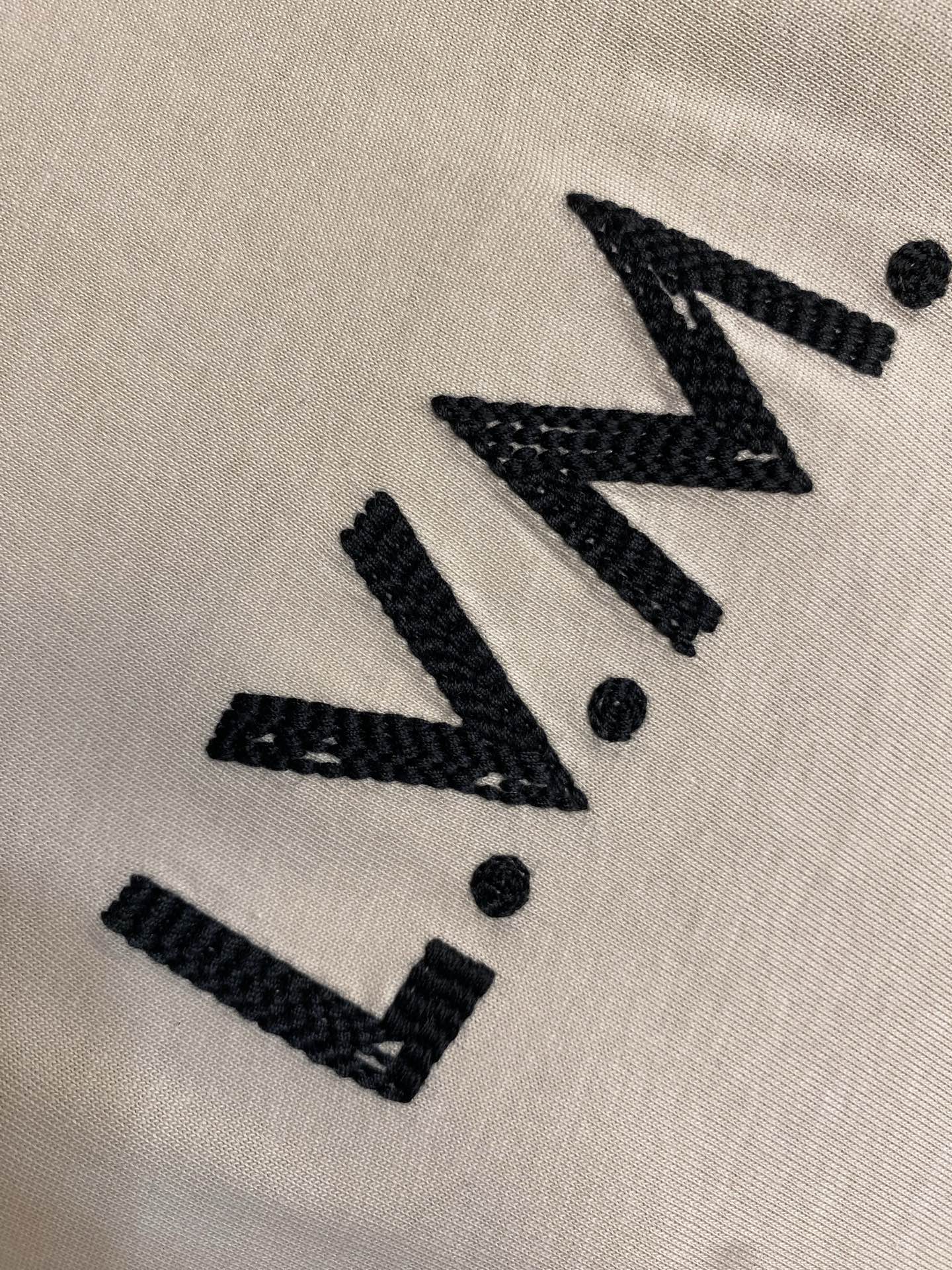 자수 포인트 티셔츠 (Embroidered Detail T-Shirt)