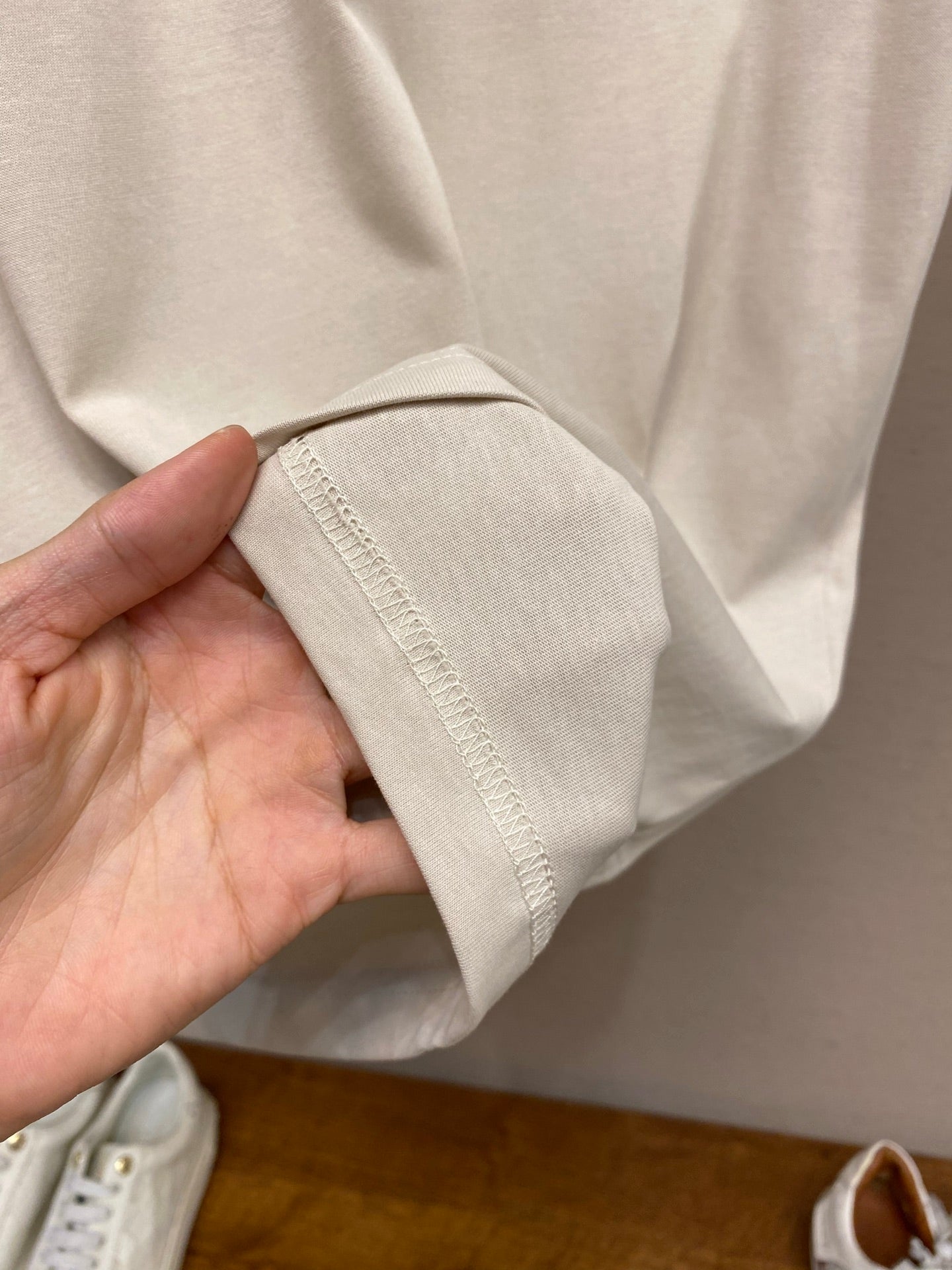 자수 포인트 티셔츠 (Embroidered Detail T-Shirt)