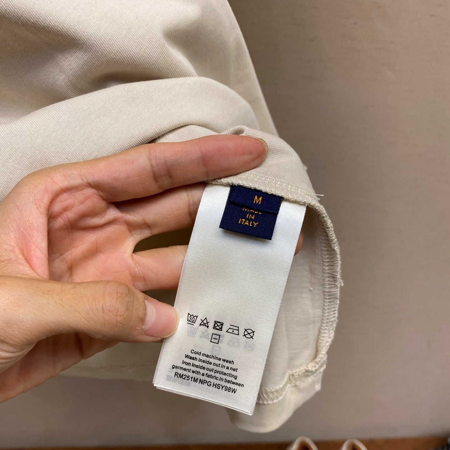 자수 포인트 티셔츠 (Embroidered Detail T-Shirt)